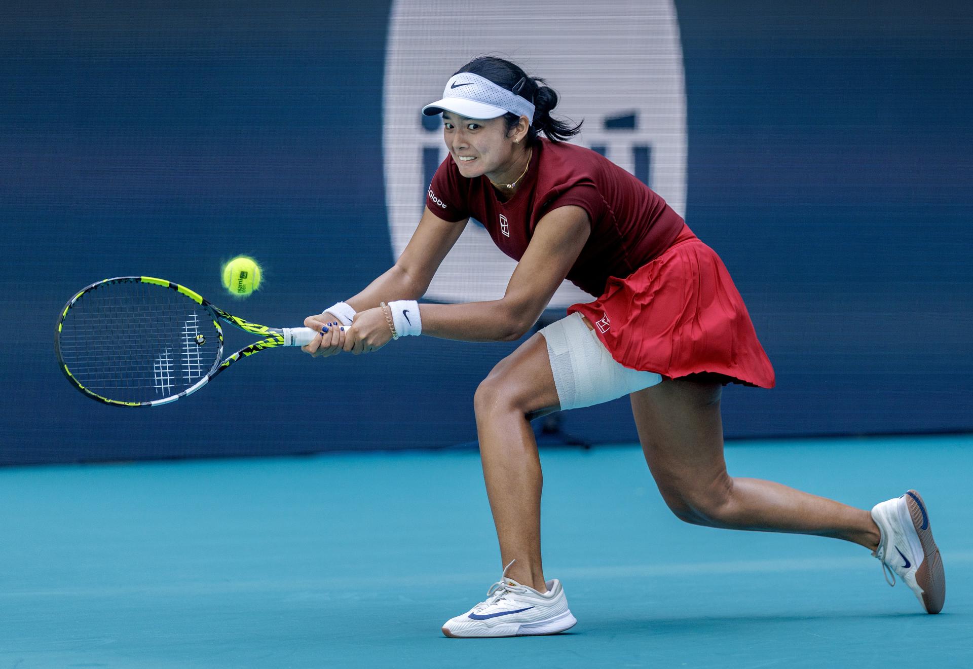 La filipina Alexandra Eala, 140 del mundo, venció en Miami a Iga Swiatek por 6-2 y 7-5. EFE/EPA/CRISTOBAL HERRERA-ULASHKEVICH