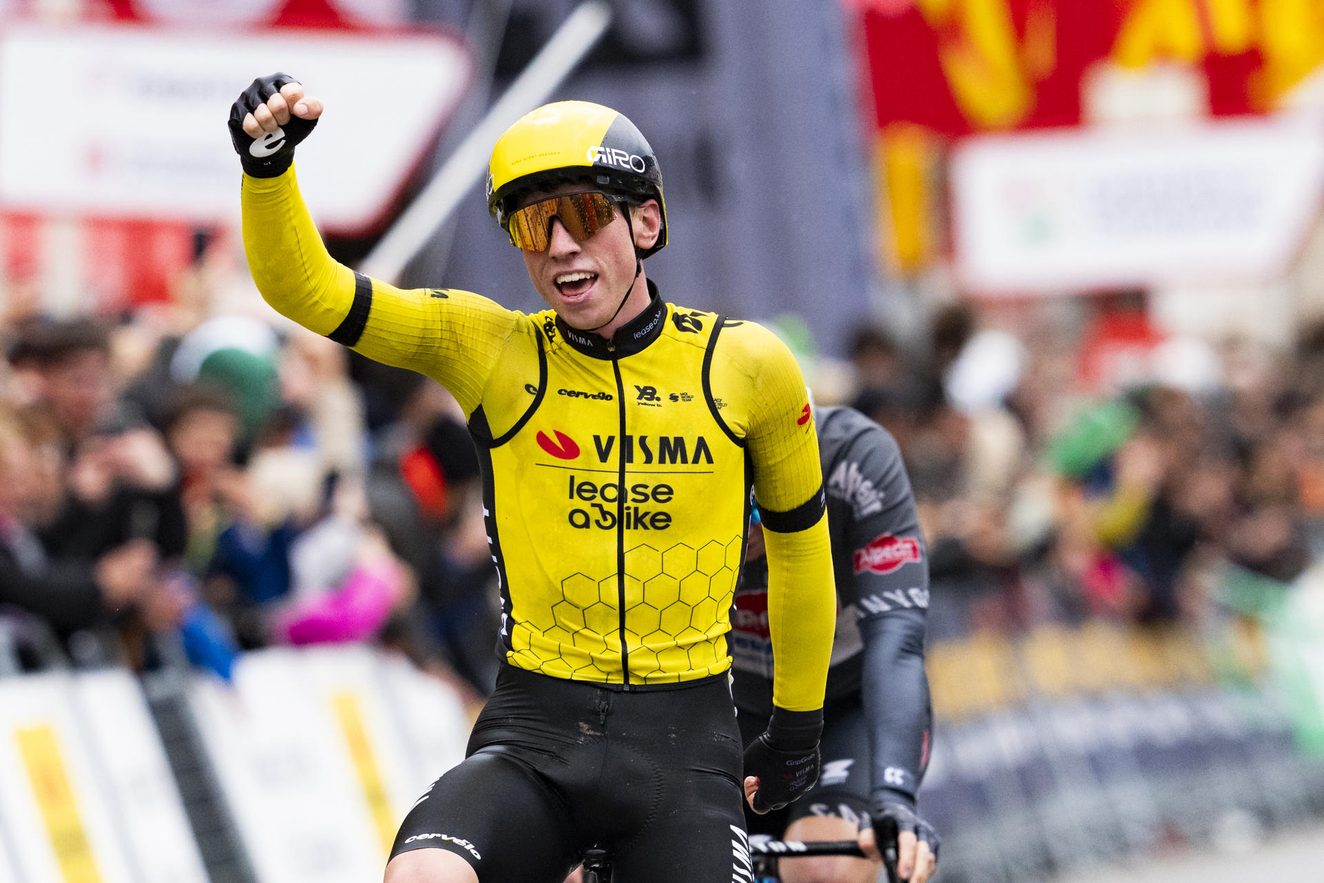 El británico Matthew Brennan, del Team Visma se impuso en la primera etapa de la Volta Ciclista a Cataluña, con inicio y final en el Sant Feliu de Guíxols (Girona), tras sorprender en el último suspiro al neerlandés Tibor del Grosso, del Alpecin Deceuninck, que se había escapado en los últimos kilómetros. EFE/Siu Wu