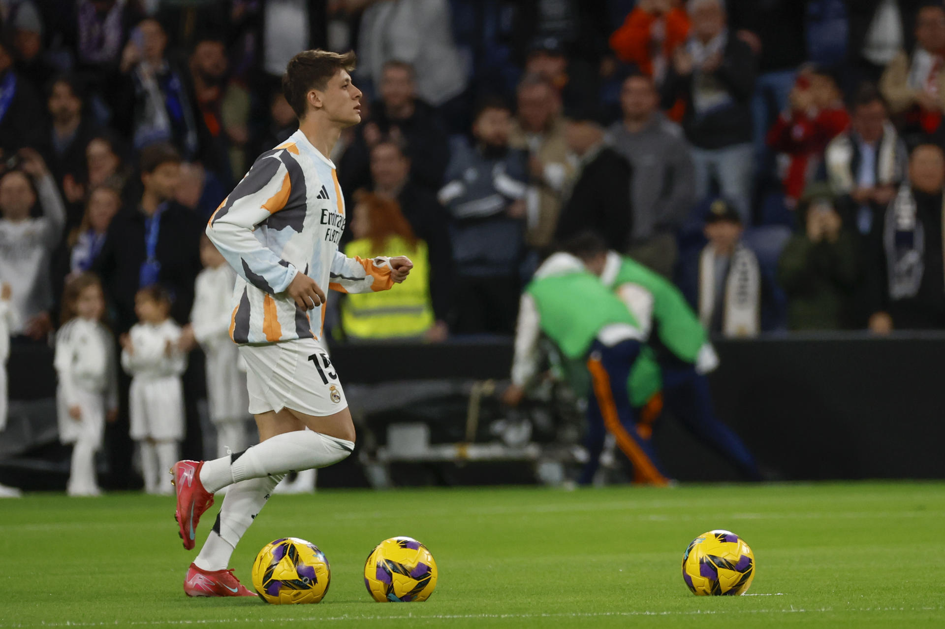 El delantero turco del Real Madrid Arda Güler calienta antes del partido de la jornada 29 de LaLiga que Real Madrid y CD Leganés disputan este sábado en el estadio Santiago Bernabéu. EFE/Mariscal