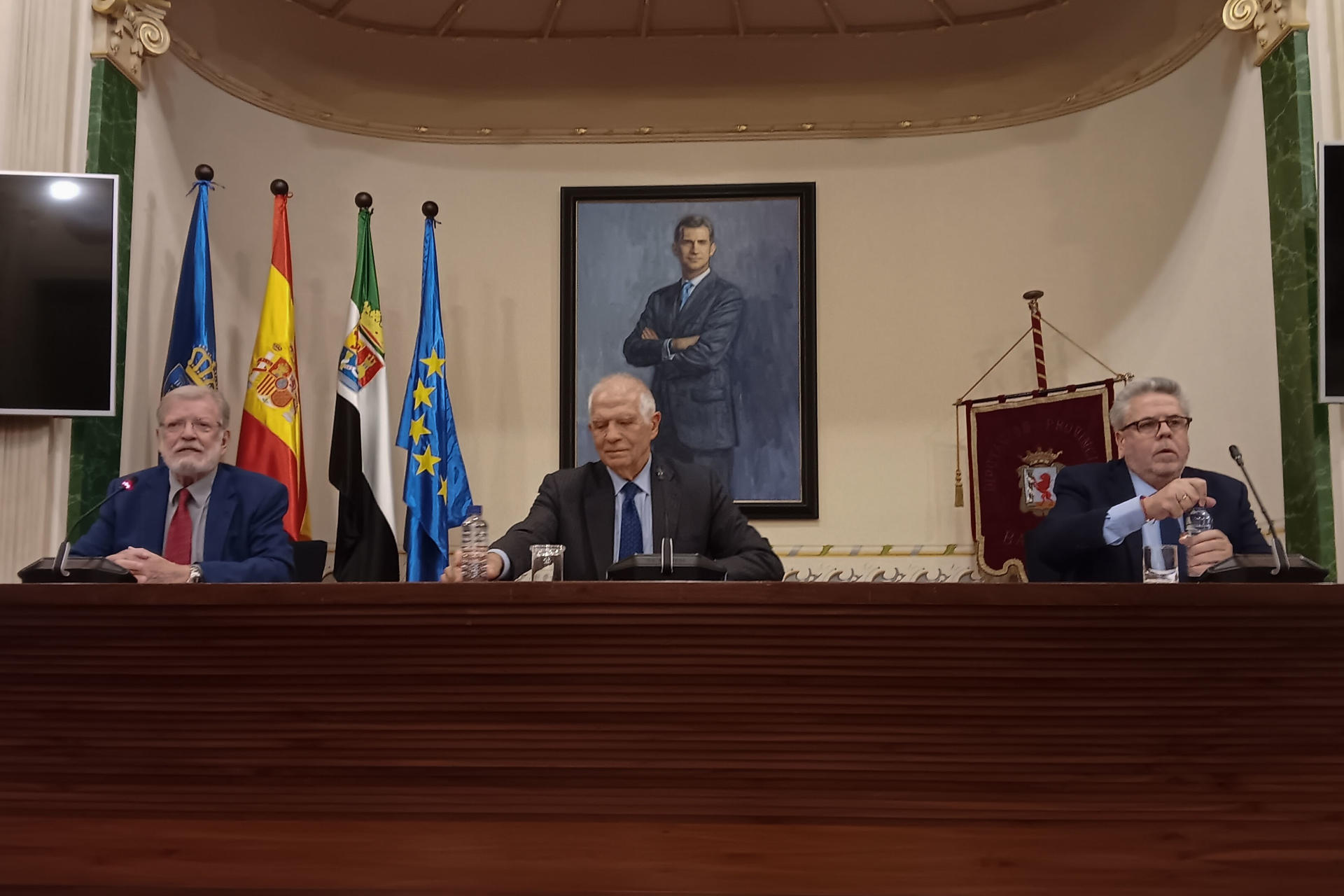 El ex alto representante de la Unión Europea para Asuntos Exteriores y Política de Seguridad Josep Borrell (c), junto al expresidente de la Junta de Andalucía, Juan Carlos Rodríguez Ibarra (i), y el coordinador del Grupo Socialista en la Comisión de Asuntos Exteriores del Parlamento Europeo, Ignacio Sánchez Amor (d). EFE/José Luis Real