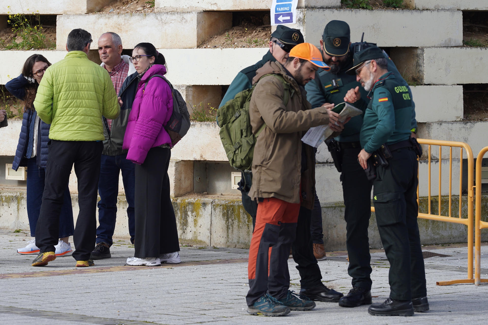 Unos 150 voluntarios, amigos y familiares de Alejandro Aranda Lasheras, de 30 años y natural de Alcalá de Moncayo (Zaragoza), realizan una batida desde la localidad vallisoletana de Laguna de Duero para localizarlo. En la imagen, el padre y la hermana del desaparecido (al fondo, 3i y 4i), momentos antes de salir. EFE/Nacho Gallego