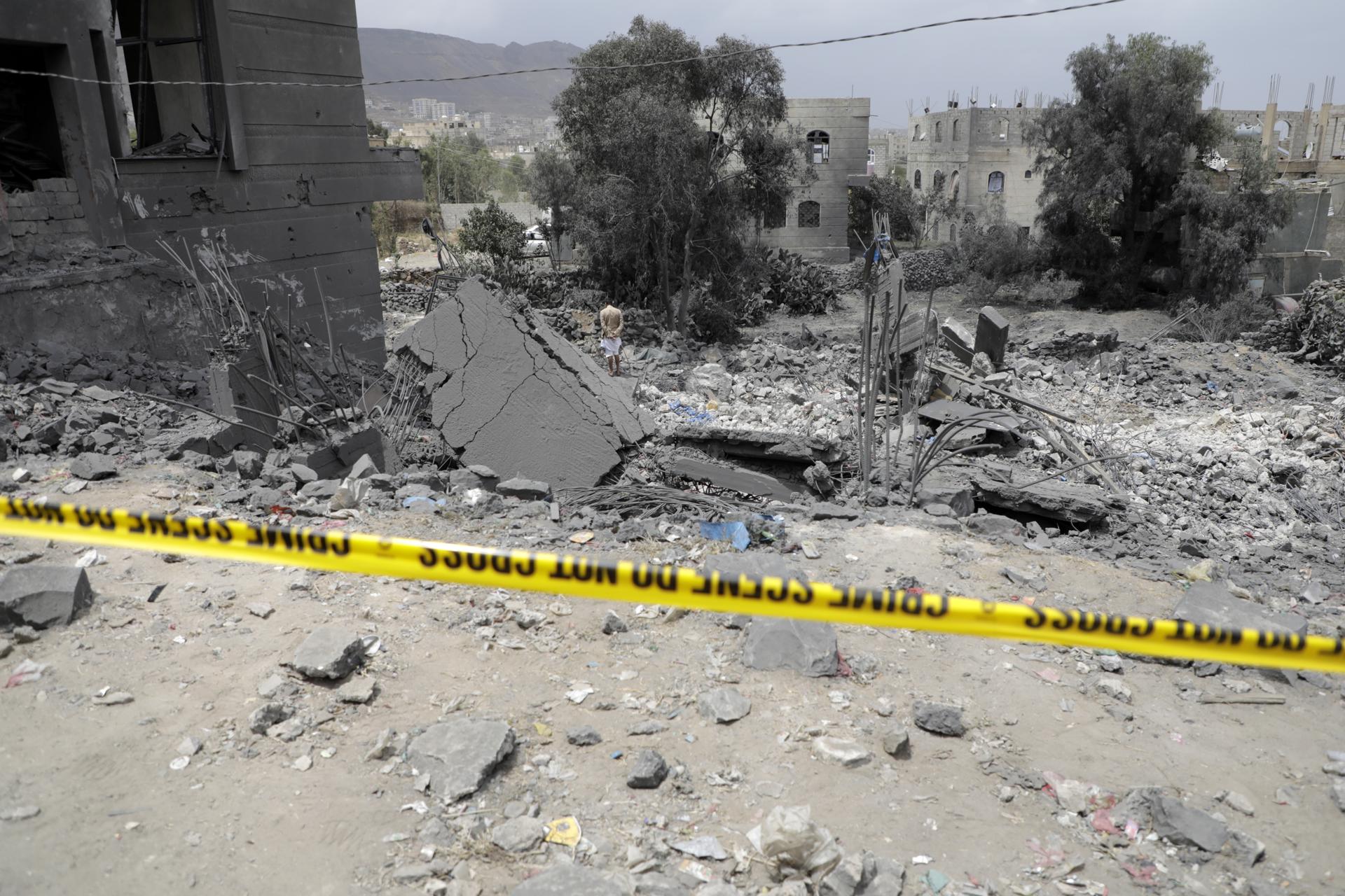 Un hombre fue registrado este lunes, 24 de marzo, al inspeccionar los daños alrededor de un edificio, tras los ataques aéreos de EE.UU. en Saná, capital de Yemen. EFE/Osamah Yahya