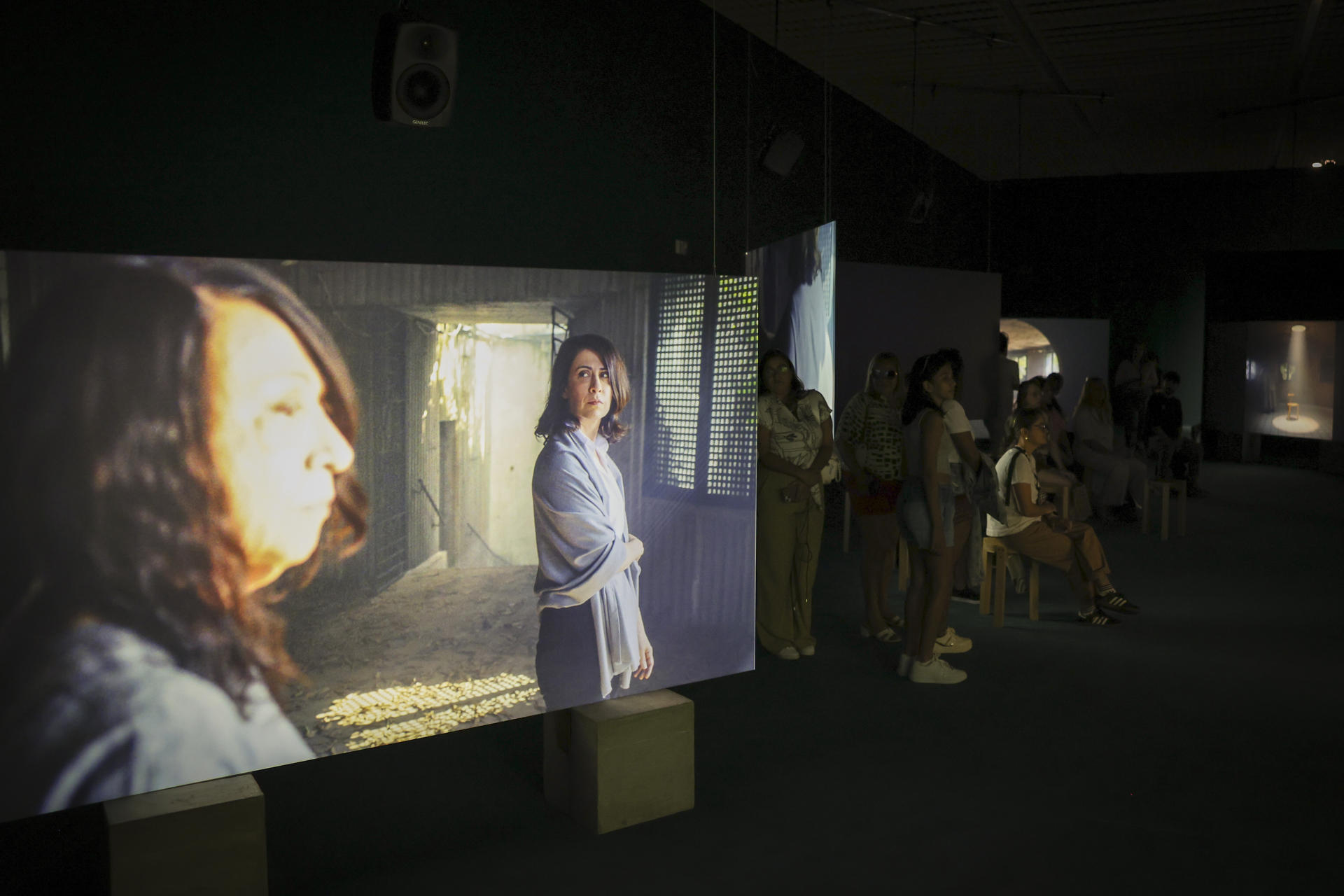 Personas visitan la exposición de Isaac Julien: Lina Bo Bardi - A Marvellous Tangle, durante la inauguración oficial del nuevo edificio del Museo de Arte de Sao Paulo Pietro Maria Bardi (MASP) este viernes, en Sao Paulo (Brasil). EFE/ Isaac Fontana