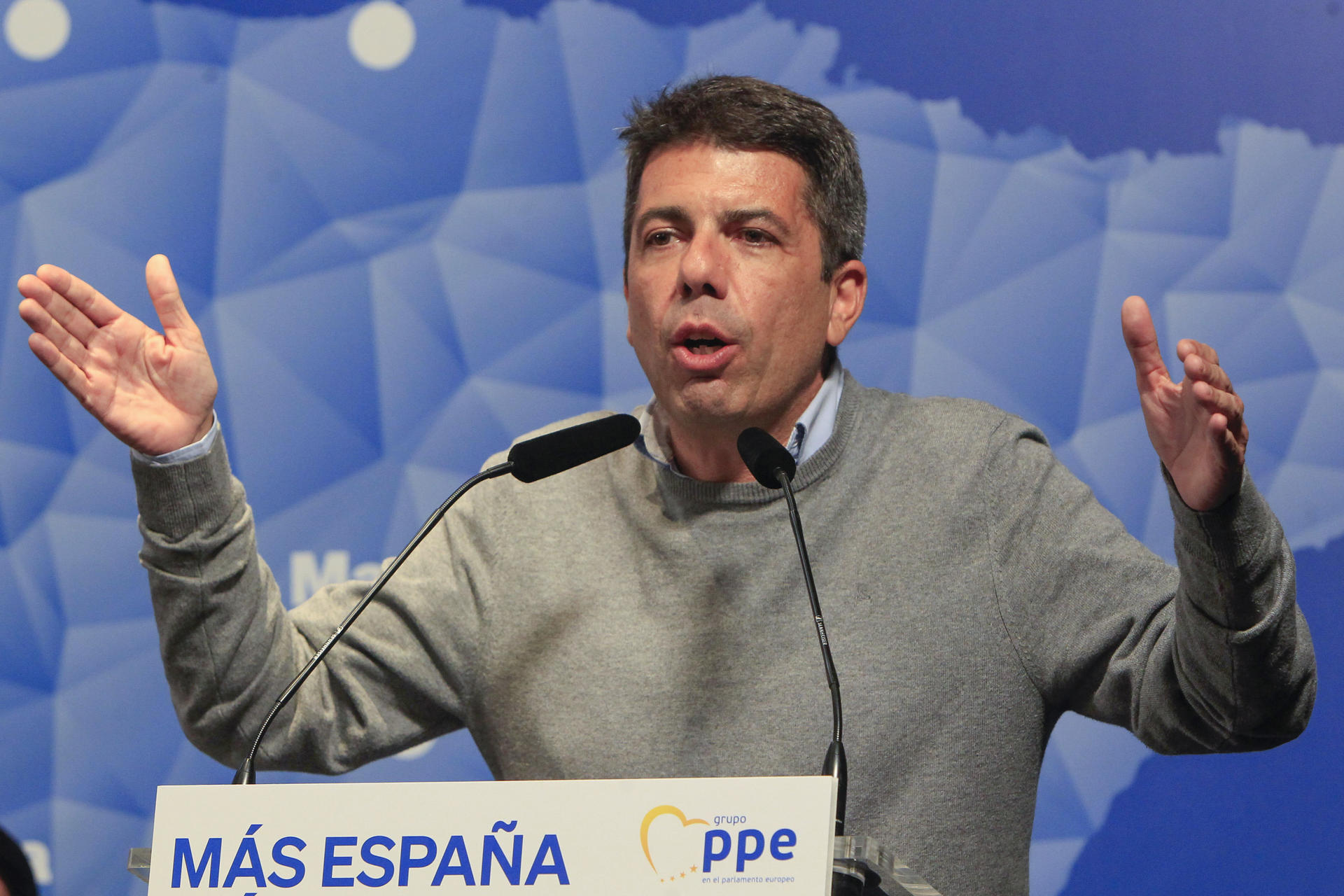 El president de la Generalitat Valenciana, Carlos Mazón, interviene en el acto 'Más España, más Europa. Políticas de Vivienda' previo a la XXVII Interparlamentaria, este lunes en Alicante. EFE/ Morell