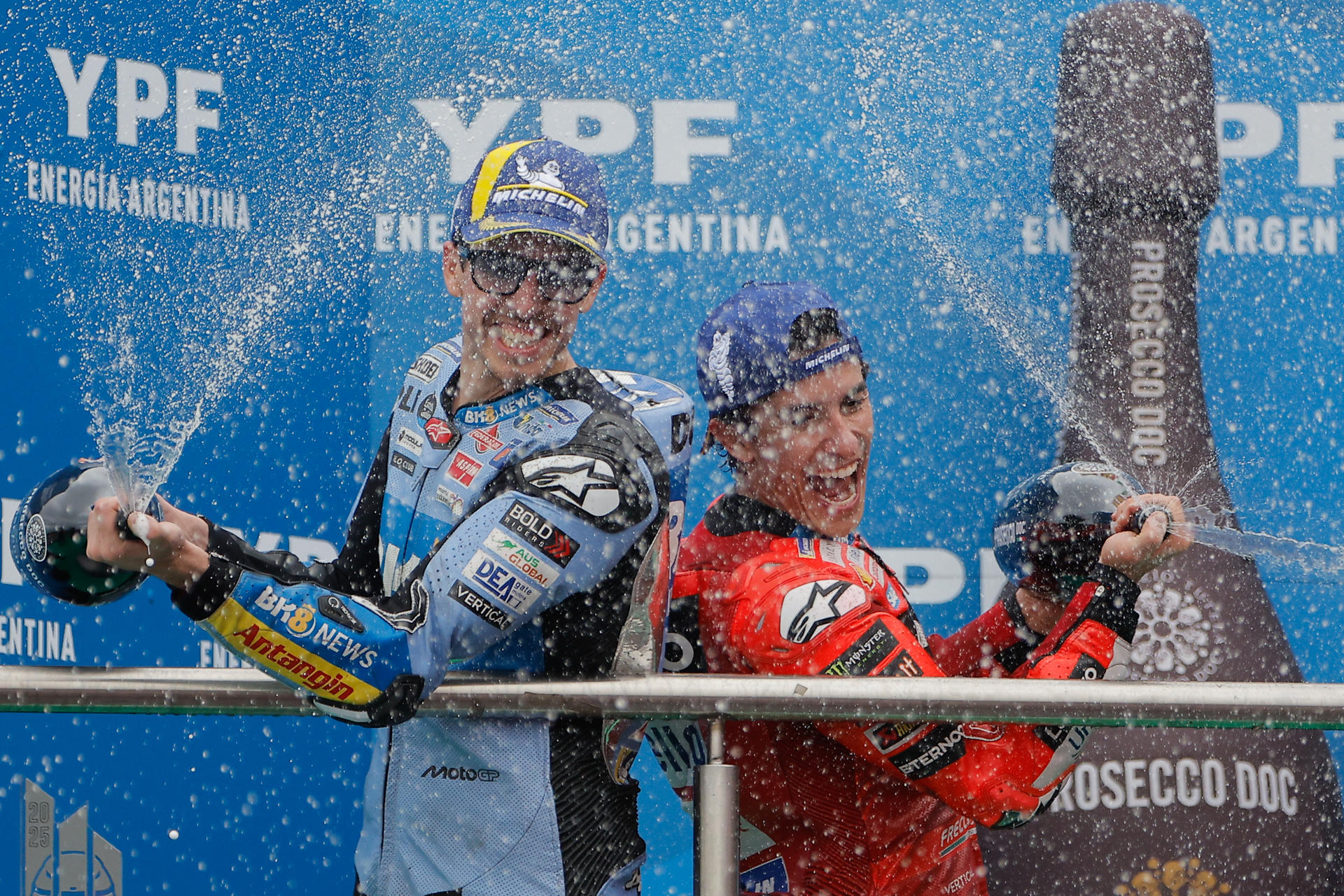 El español Marc Márquez (d), de Ducati Lenovo, celebra desde el podio junto al español Alex Márquez (segundo lugar), de BK8 Gresini Racing MotoGP, luego de ganar el Gran Premio de Argentina de MotoGP 2025 este domingo, en el Circuito de Termas de Rio Hondo en Santiago del Estero (Argentina). EFE/ Juan Ignacio Roncoroni