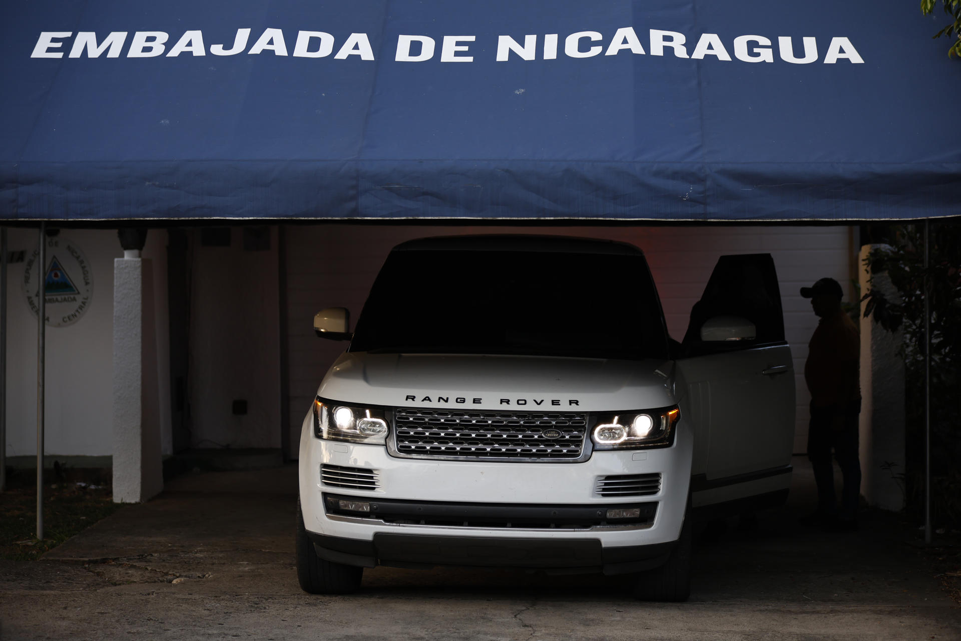 Una camioneta de seguridad privada custodia la embajada de Nicaragua en Ciudad de Panamá (Panamá). EFE/ Bienvenido Velasco