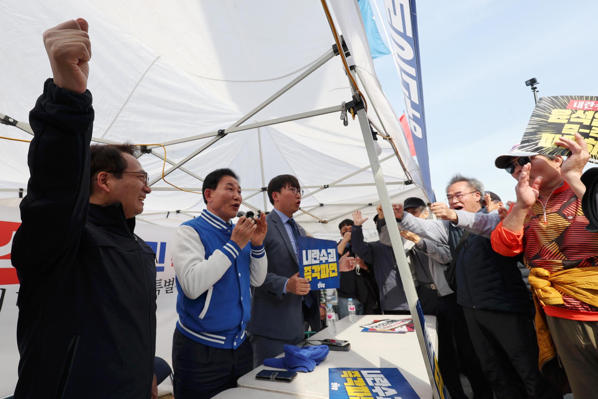 Legisladores del principal partido opositor, el Partido Demócrata, celebran la absolución de su líder, Lee Jae-myung, de un delito de violación de la ley electoral, en Seúl, Corea del Sur, el 26 de marzo de 2025. EFE/EPA/YONHAP SOUTH KOREA OUT
