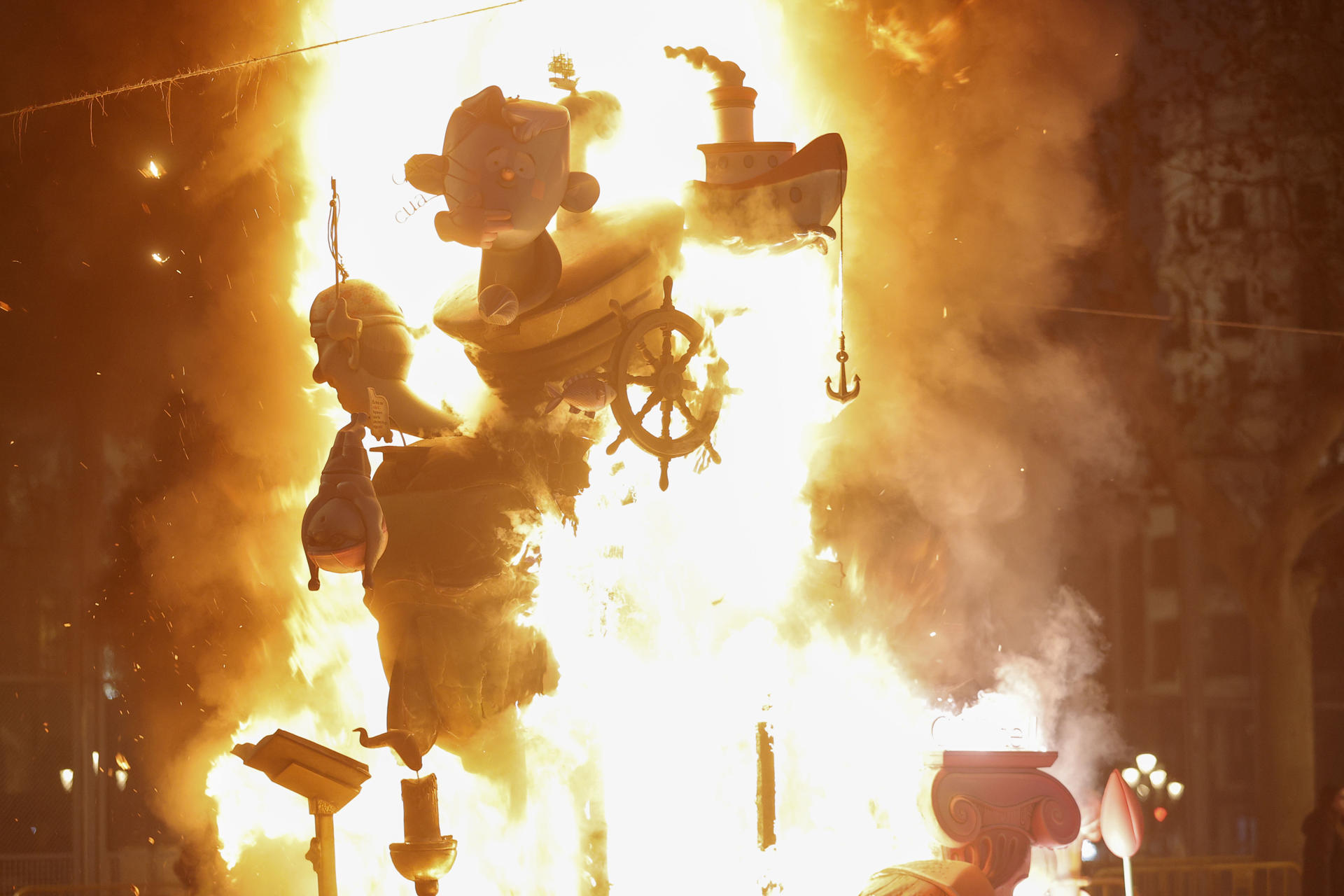 Vista de la cremà de la falla infantil, este miércoles durante las Fallas de Valencia. EFE/Manuel Bruque