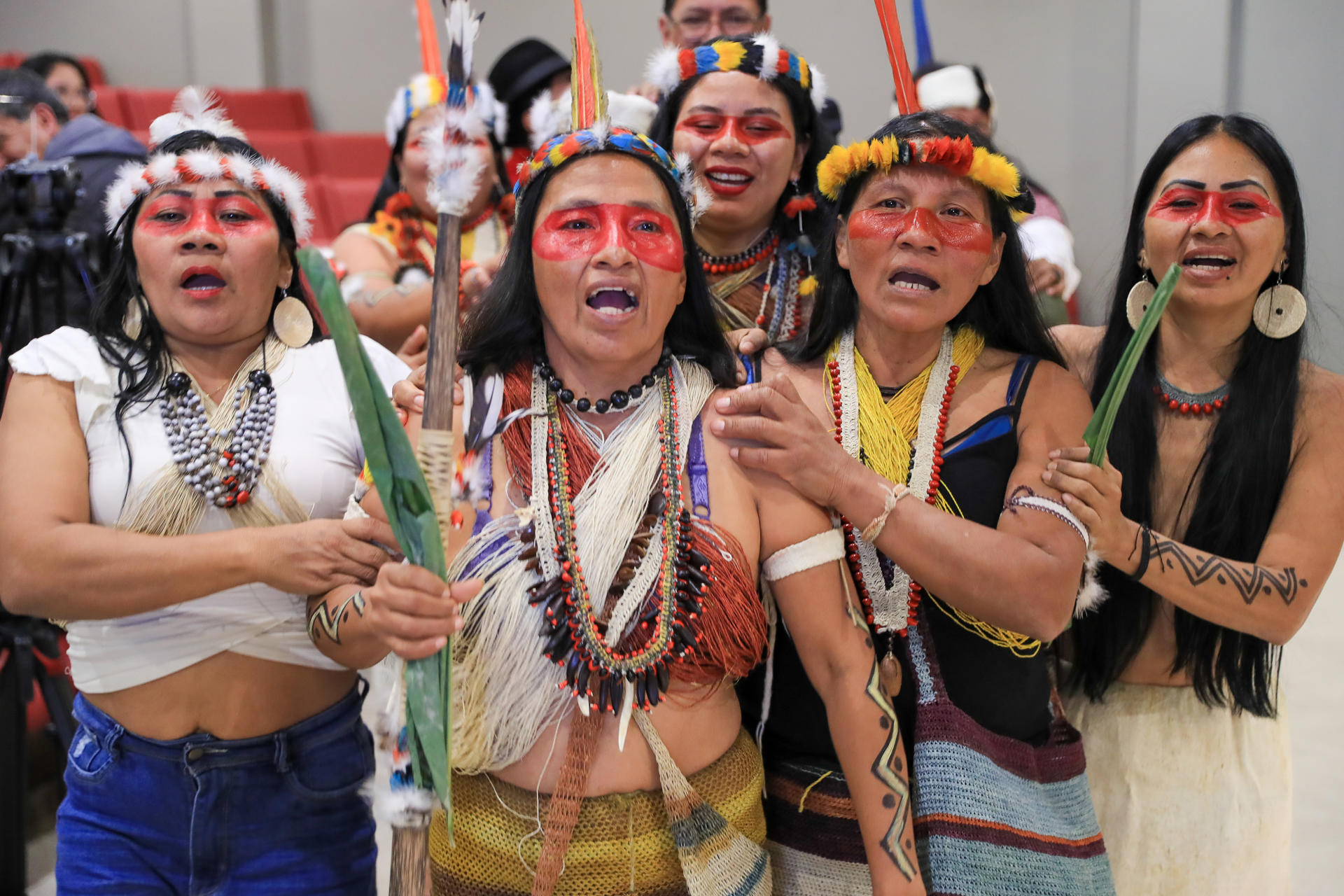 Indígenas pertenecientes al pueblo amerindio waorani, de la Confederación de Nacionalidades Indígenas del Ecuador (Conaie), danzan este lunes durante una rueda de prensa en Quito (Ecuador). EFE/ José Jácome