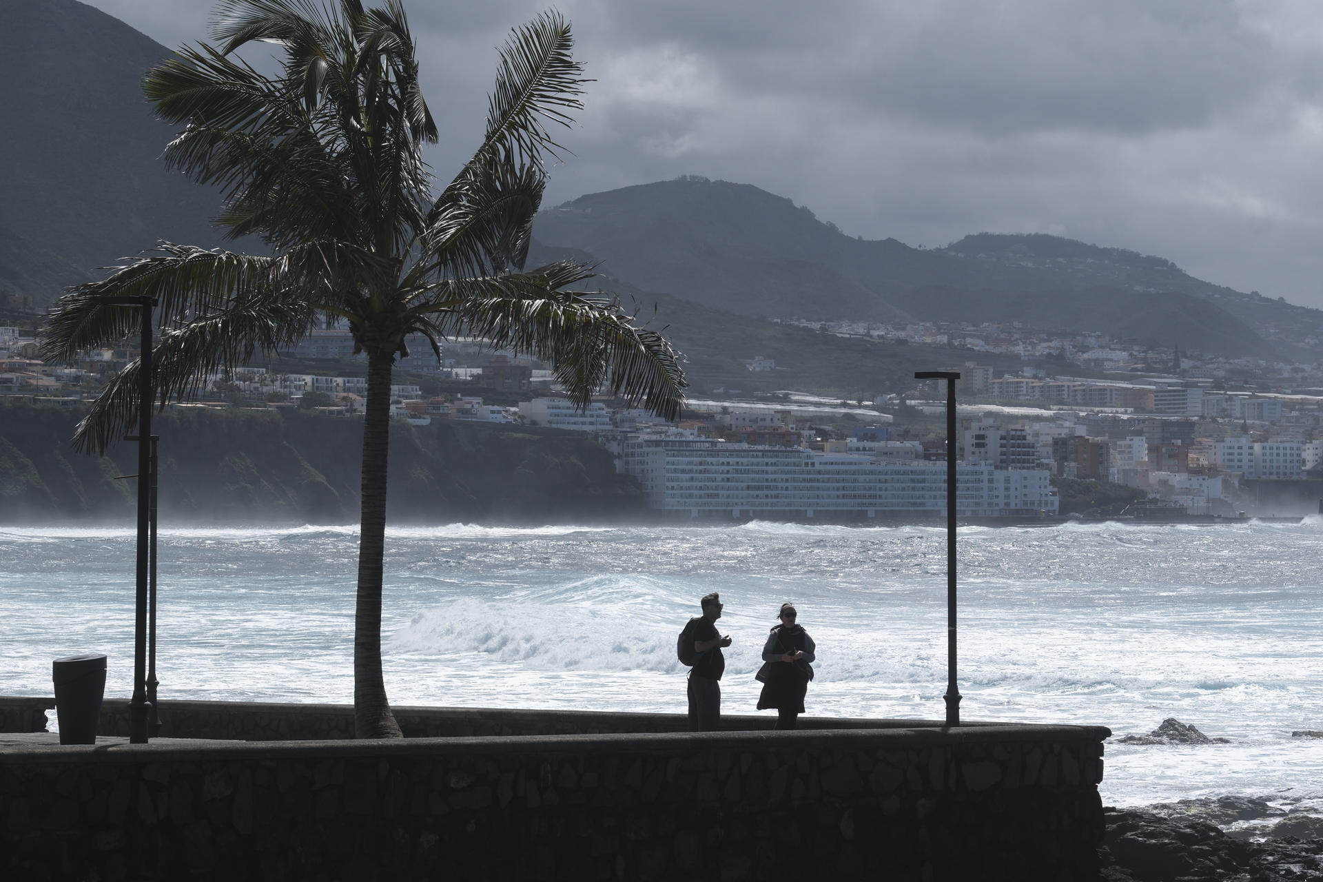 En la fotografía las olas en la costa de la localidad de La Punta del Hidalgo en La Laguna, Tenerife, este lunes. EFE/Alberto Valdés
