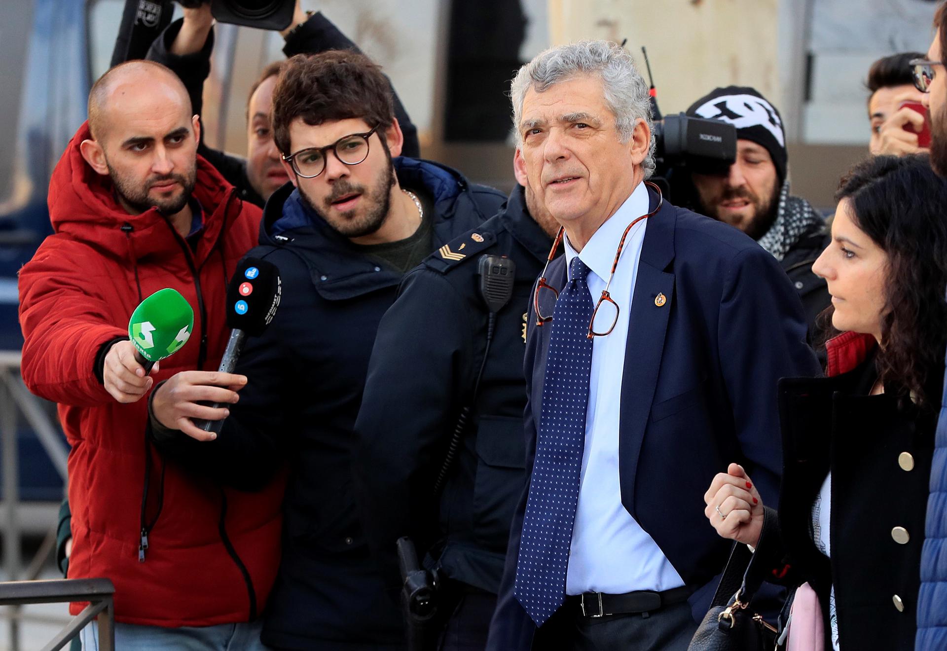 El expresidente de la Federación Española Ángel María Villar (2d), a su llegada a la Audiencia Nacional para declarar como investigado por el caso Soule, el 28 de febrero de 2019. EFE/ Fernando Alvarado