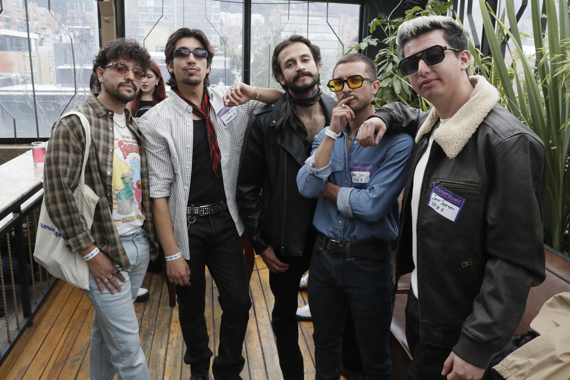 Fotografía del 20 de marzo de 2025 de los integrantes de la banda musical colombiana ‘Nasa Histoires’ posando durante una entrevista con EFE, en Bogotá (Colombia). EFE/Carlos Ortega