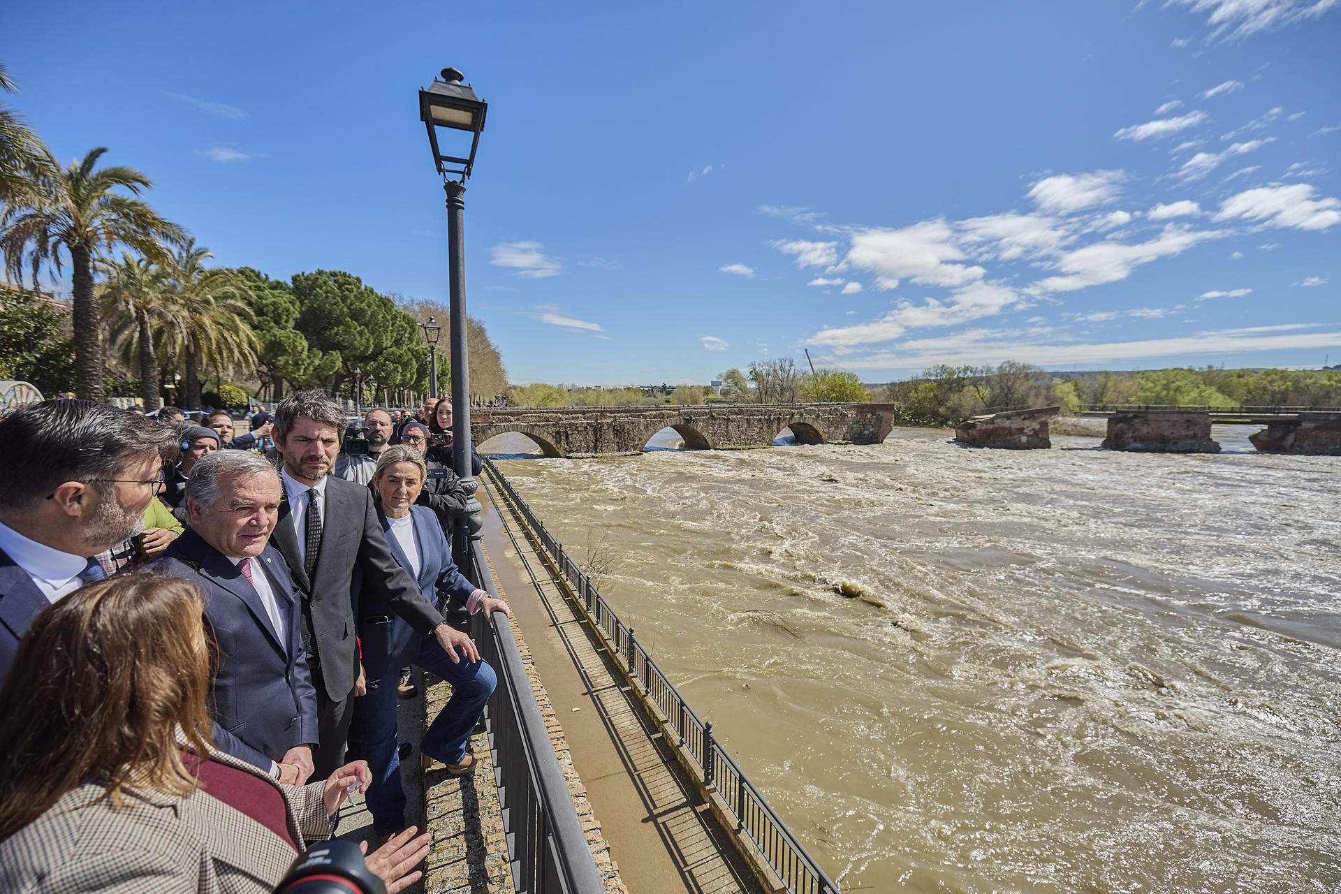 El ministro de Cultura, Ernest Urtasun (c) durante su visita este lunes al Puente Viejo de Talavera de la Reina junto a la delegada del Gobierno, Milagros Tolón (d), el alcalde de la ciudad, José Julián Gregorio (3i) y el consejero de Educación, Cultura y Deportes, Amador Pastor (2i). Urtasun, ha anunciado este lunes que su departamento va a activar el Plan Nacional de Emergencias y Gestión de Riesgos en Patrimonio Cultural para evaluar los daños del Puente Viejo de Talavera de la Reina (Toledo) y proceder a su reconstrucción. EFE/Manu Reino
