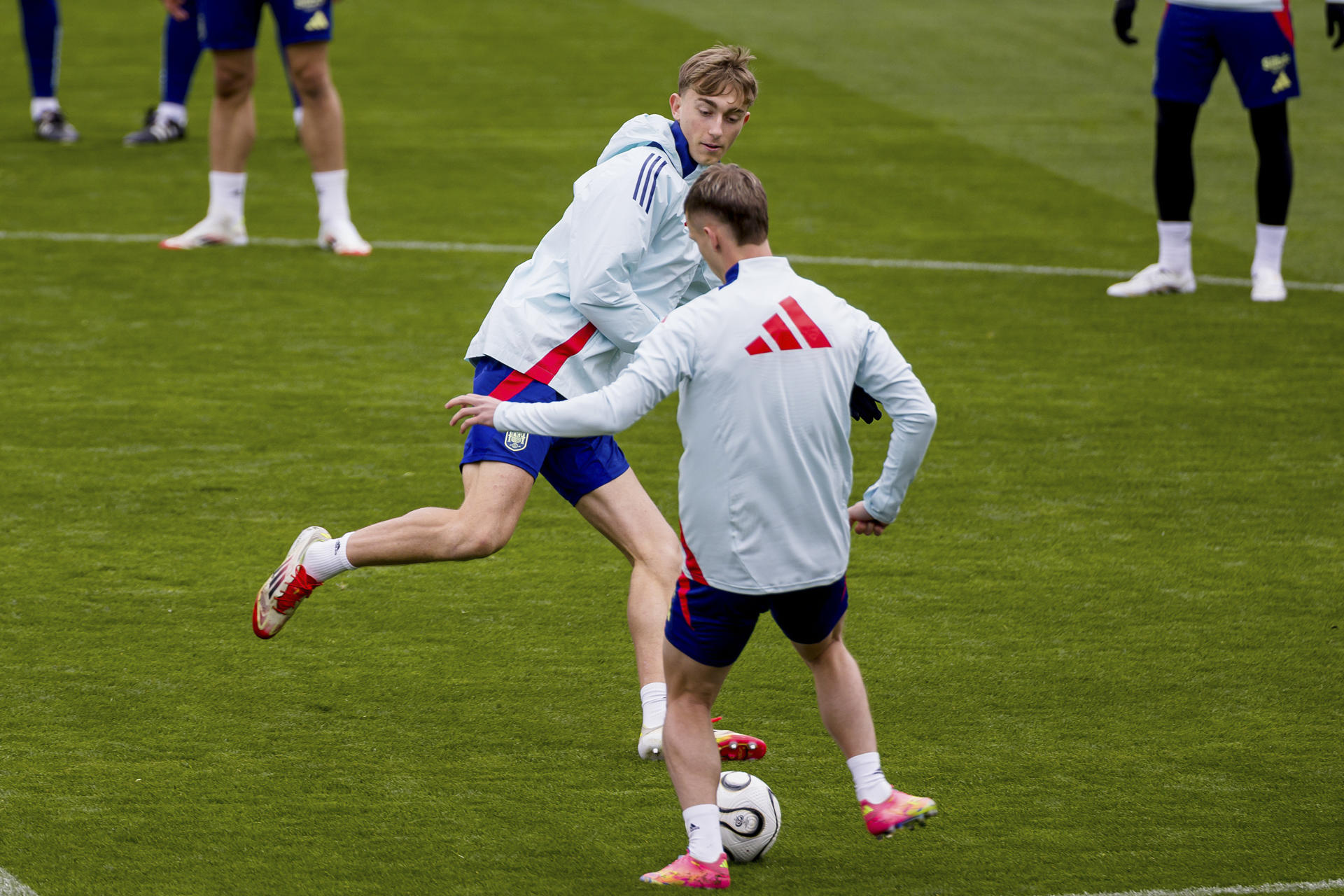Los jugadores de la selección española de fútbol Dean Huijsen (c, detrás) y Dani Olmo (c, delante) participan en el entrenamiento del combinado en la ciudad deportiva de Las Rozas (Madrid) este miércoles. EFE/ Daniel González