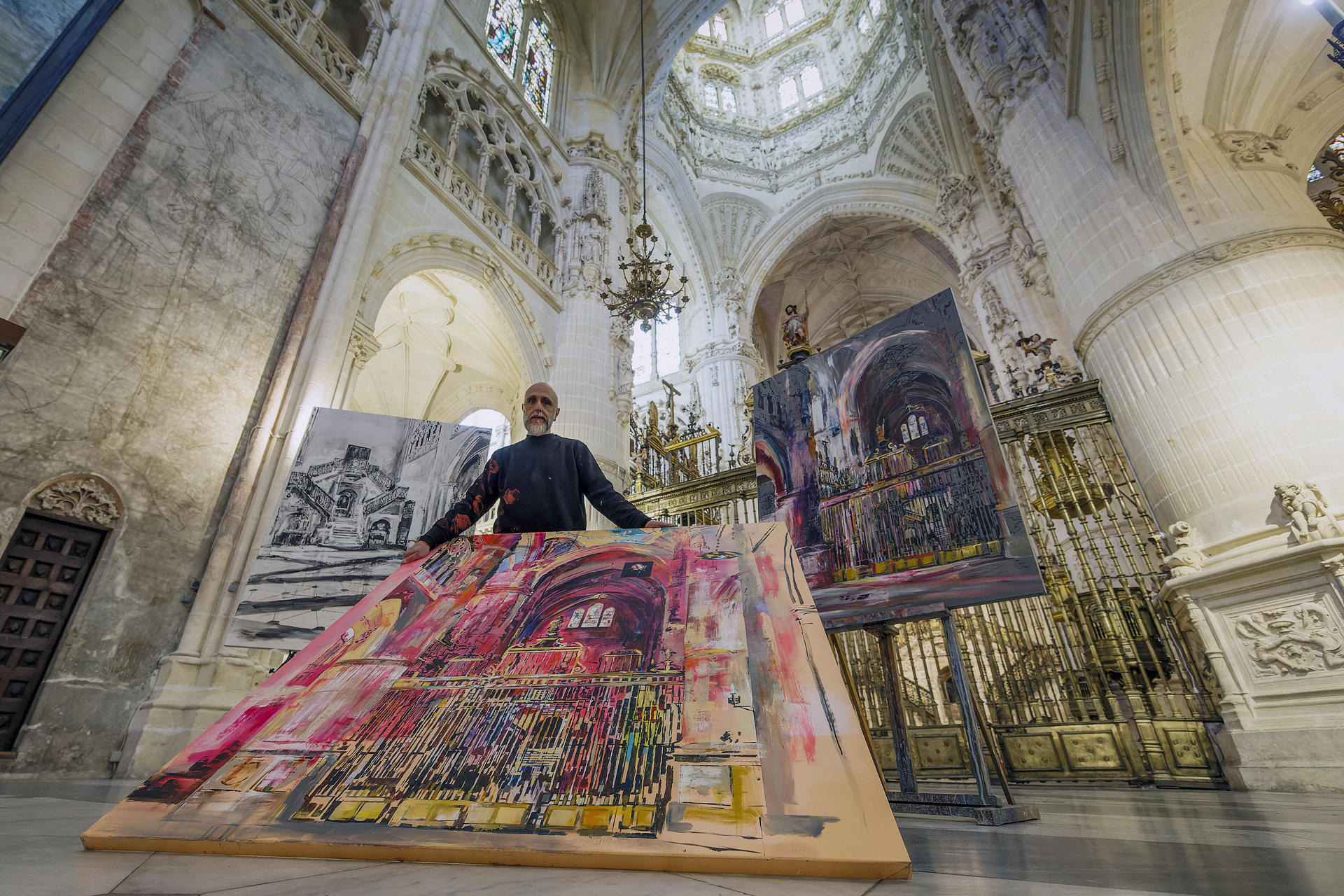El pintor Fran Herreros muestra sus creaciones que ofrecen una visión más contemporánea, alegre y colorida de la Catedral de Burgos y en una entrevista con la Agencia EFE explica el proyecto artístico inmersivo que protagoniza para acercar el templo gótico al público desde una perspectiva más fresca e innovadora. EFE/Santi Otero