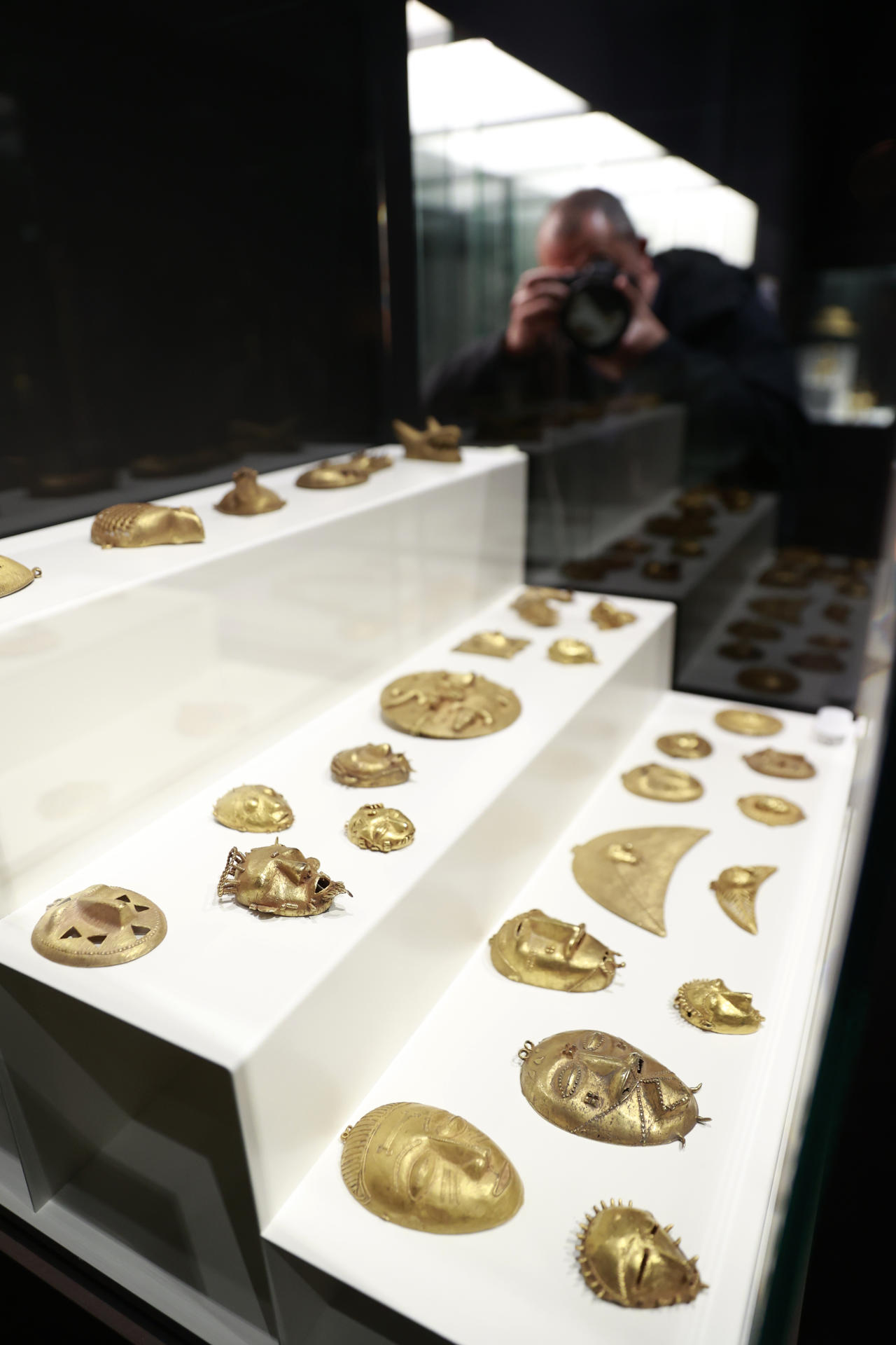 Vista de varias de las piezas que forman parte de la muestra 'El oro de los akan. Tesoros reales del África occidental' durante la presentación de la exposición organizada por la Fundación Barrié este viernes en A Coruña. EFE/ Cabalar