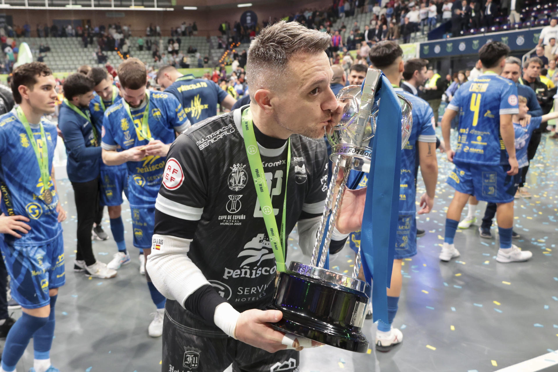 Los jugadores del Peñíscola celebran la victoria ante el Palma Futsal en la final de la Copa de España de fútbol sala, este domingo en el Palacio de los Deportes de Murcia. EFE/Juan Carlos Caval
