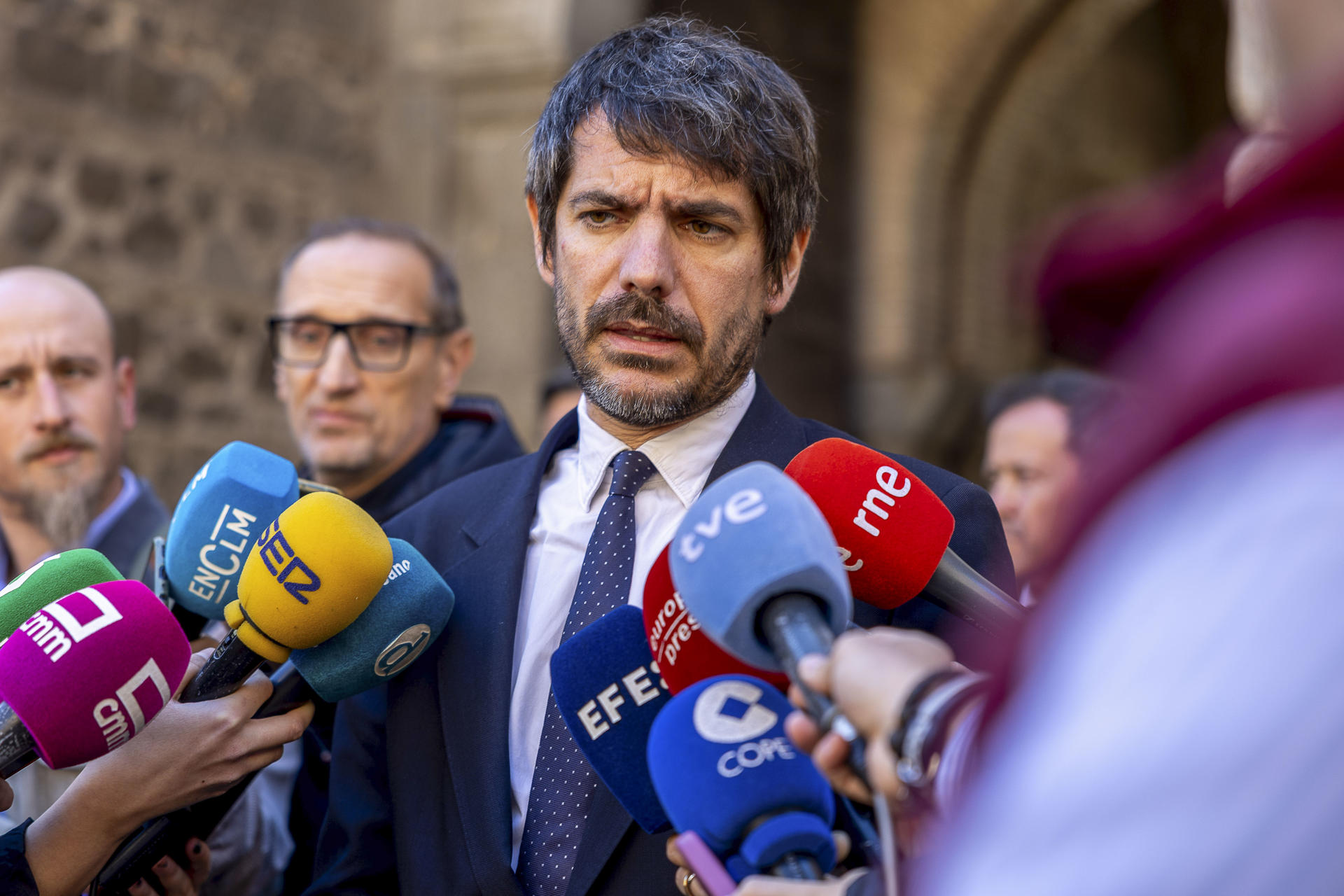 El ministro de Cultura, Ernest Urtasun, atiende a los medios durante su visita a las murallas de Toledo. EFE/ Ismael Herrero