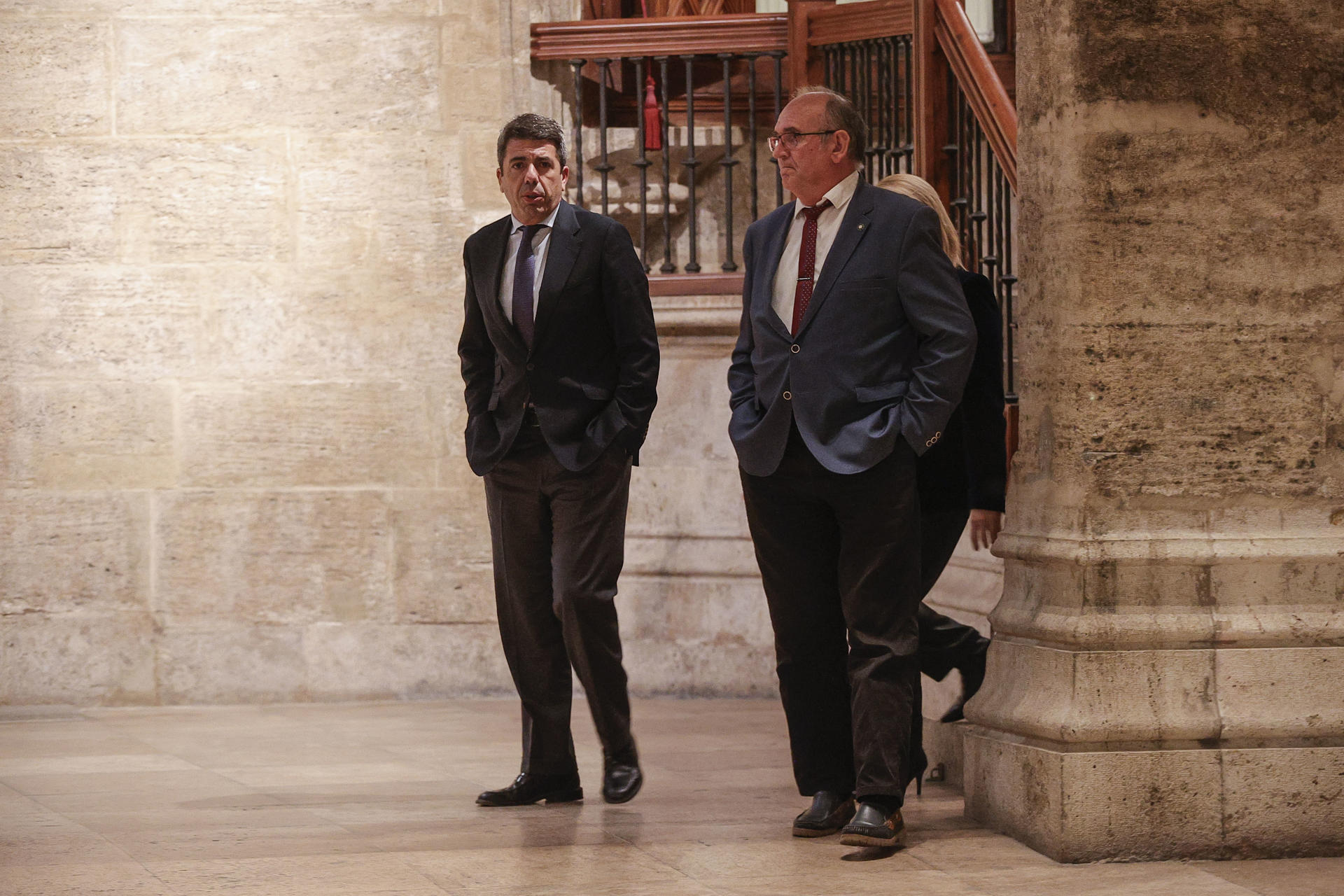 El president de la Generalitat, Carlos Mazón, al salir de la reunión que ha mantenido con Joaquín Amills (dcha), presidente de SOS Desaparecidos la asociación sin ánimo de lucro que ejerce una de las acusaciones particulares en la causa don de un juzgado de Catarroja investiga la gestión de la dana en representación de mas de 70 familiares de las inundaciones. EFE/Manuel Bruque