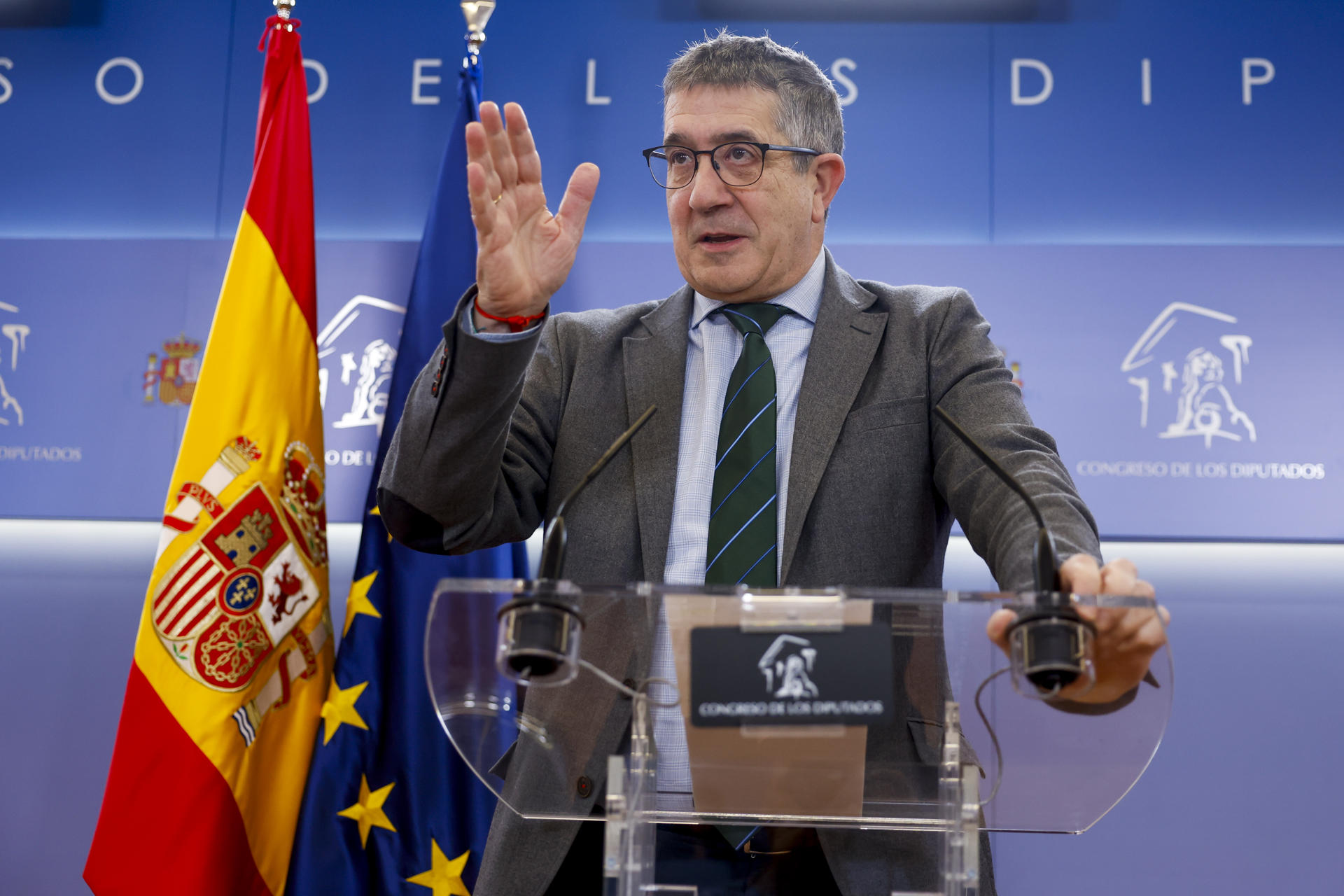 El portavoz del PSOE, Patxi López, durante la rueda de prensa que ha ofrecido este martes en el Congreso, donde tienen lugar las reuniones de la Mesa y de la Junta de Portavoces. EFE/ Mariscal