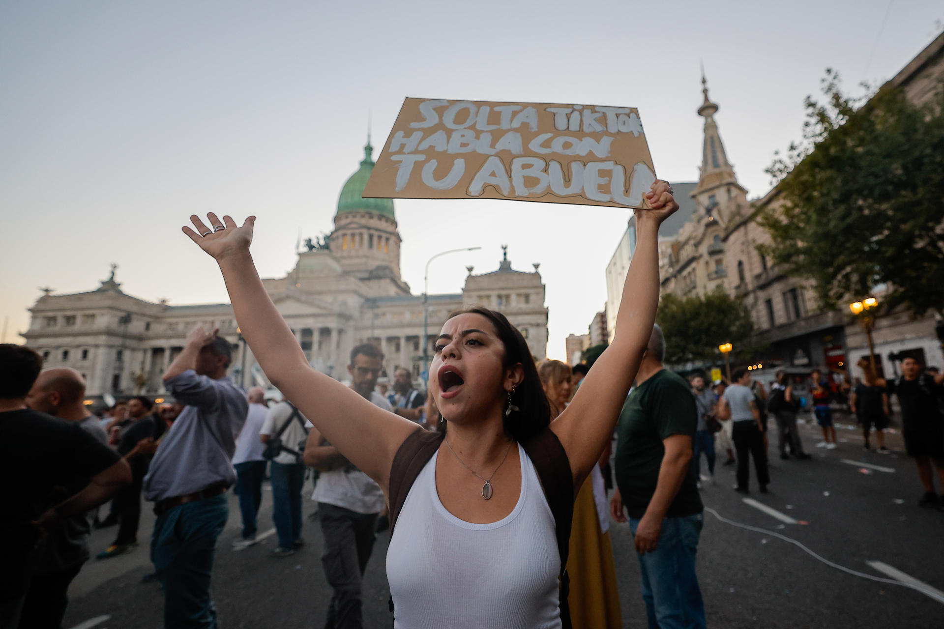 Una mujer participa en una manifestación este miércoles, frente al Congreso en Buenos Aires (Argentina). EFE/ Juan Ignacio Roncoroni