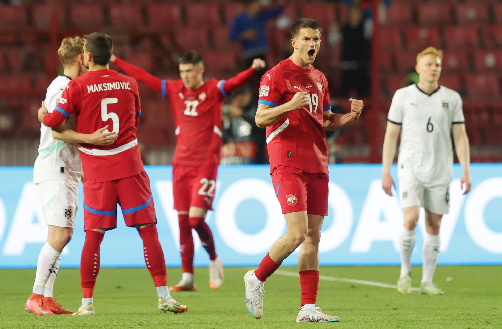 El jugador serbio Mirko Topic celebra el final an el partido de la UEFA Nations League que han jugado Serbia y Austria en Belgrado, Serbia. EFE/EPA/ANDREJ CUKIC