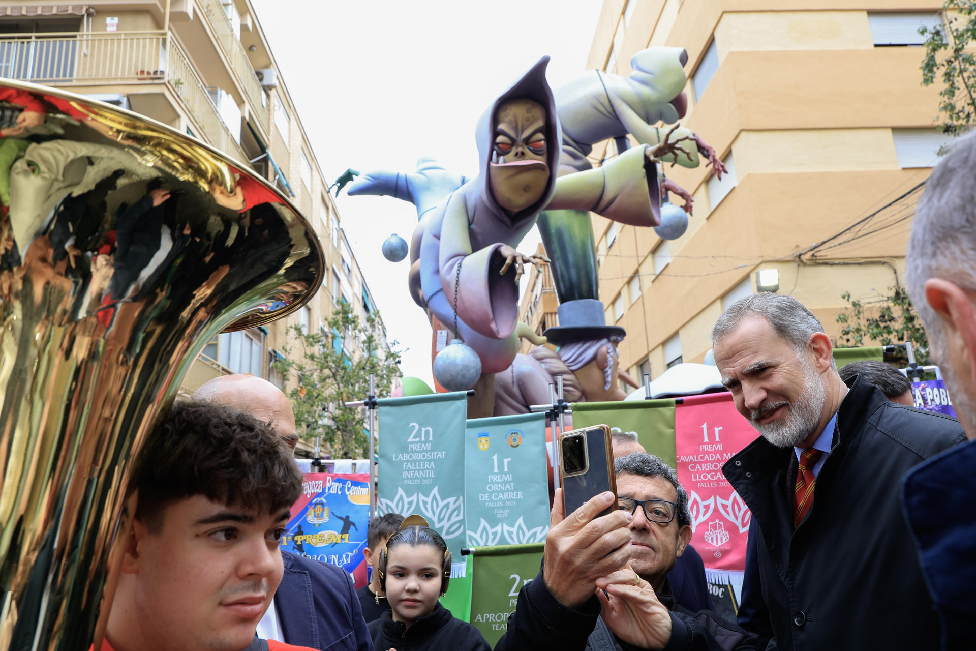 Felipe VI (d) se ha desplazado este miércoles a la localidad valenciana de Torrent, una de las damnificadas por la riada del pasado 29 de octubre, para visitar varios monumentos falleros que arderán esta noche de San José y, posteriormente, tiene previsto asistir a una corrida de los toros en València. EFE/ Francisco Gómez/Casa Real / ***SOLO USO EDITORIAL/SOLO DISPONIBLE PARA ILUSTRAR LA NOTICIA QUE ACOMPAÑA (CRÉDITO OBLIGATORIO)***
