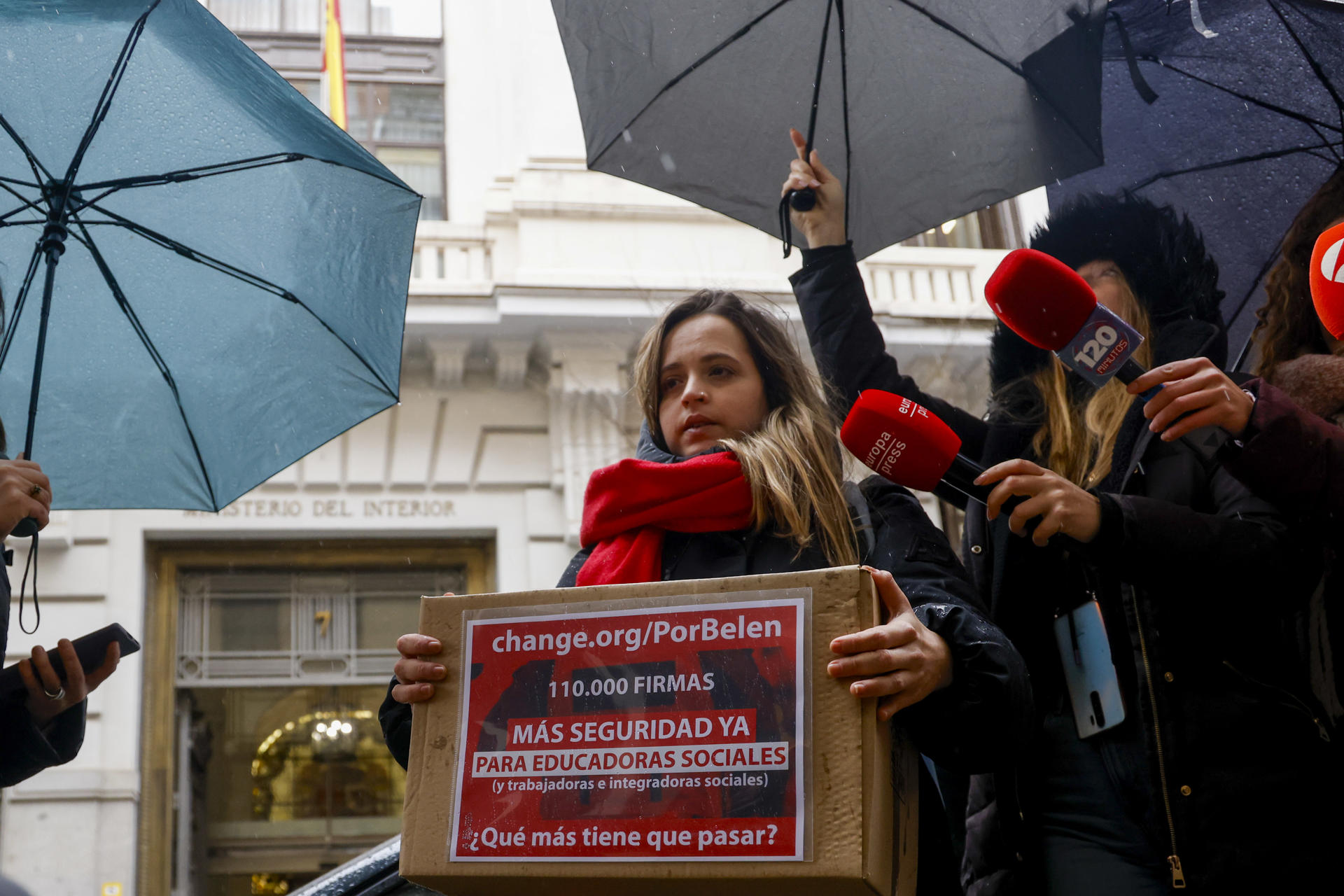 La educadora social Victoria Salina acude al Ministerio del Interior para registrar las más de 100.000 firmas recogidas en la plataforma ciudadana Change.org en demanda de más de seguridad y personal en los centros de menores tras el asesinato de una compañera en una vivienda de cumplimiento de medidas judiciales en Badajoz. EFE/ Blanca Millez