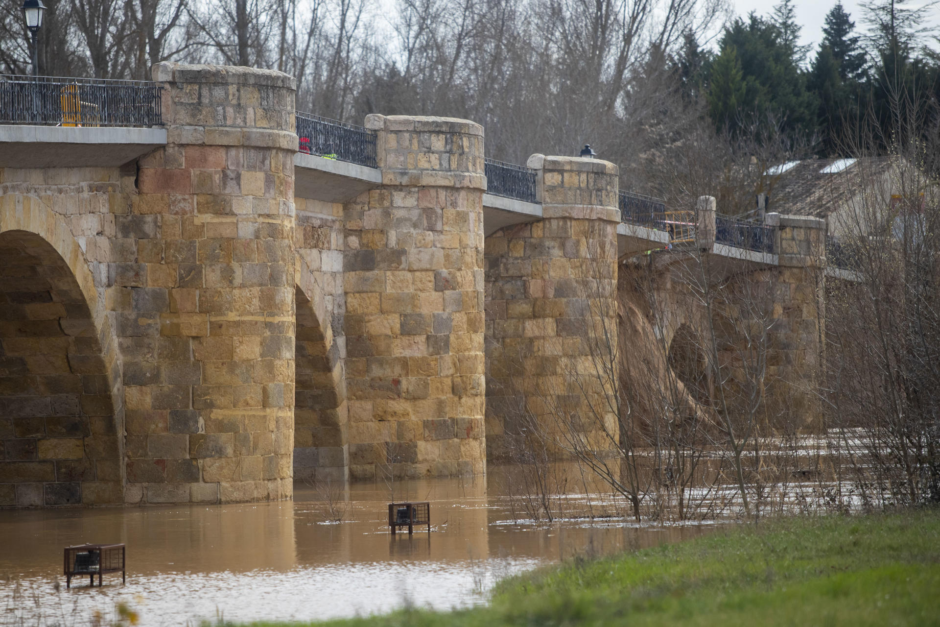 Fotografía este lunes, del puente de San Esteban de Gormaz, el cual ha sufrido un desprendimiento. EFE/ Wifredo García Álvaro