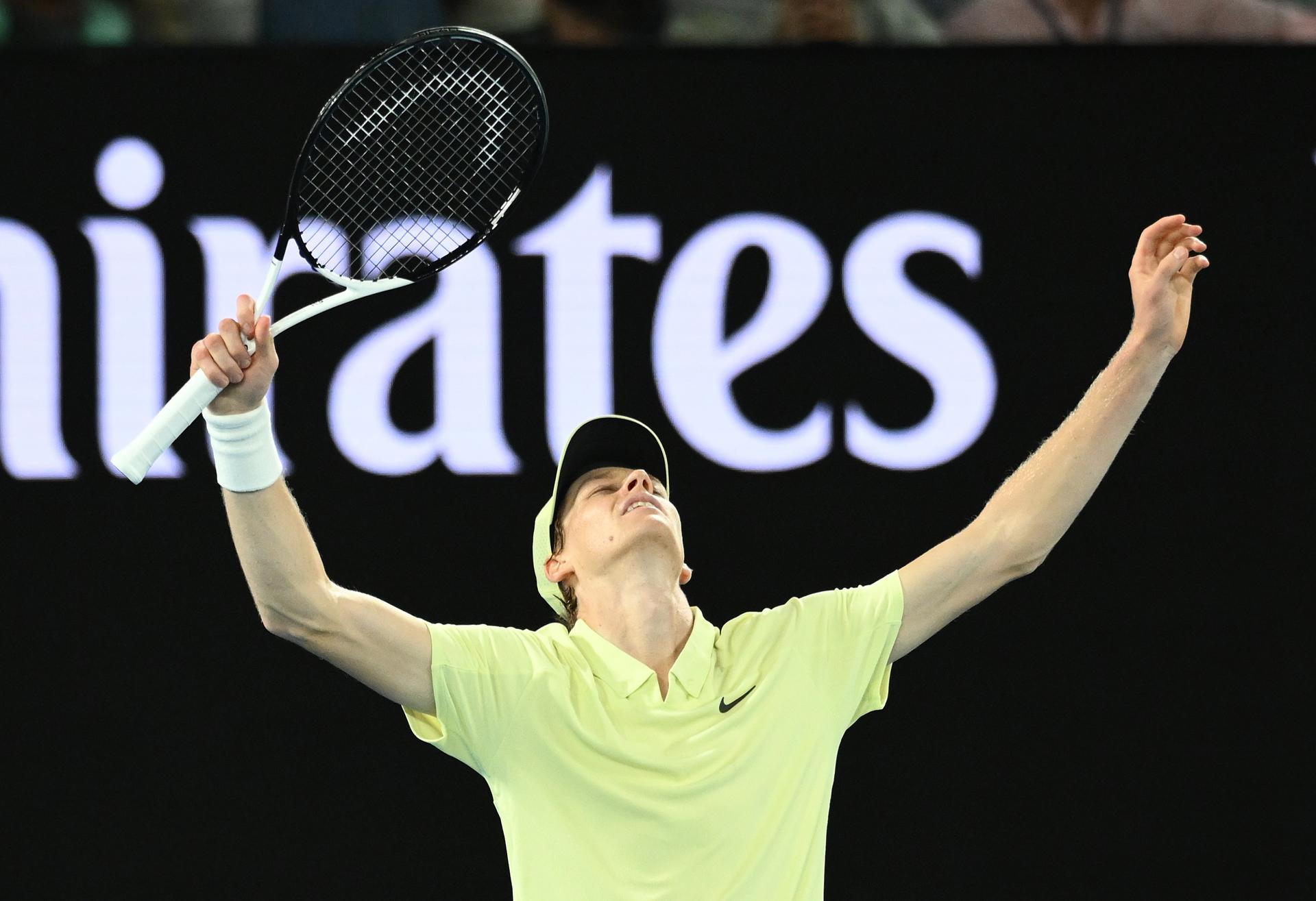 El italiano Jannik Sinner, tras conquistar el Abierto de Australia frente al alemán Alexander Zverev. EFE/EPA/JOEL CARRETT
