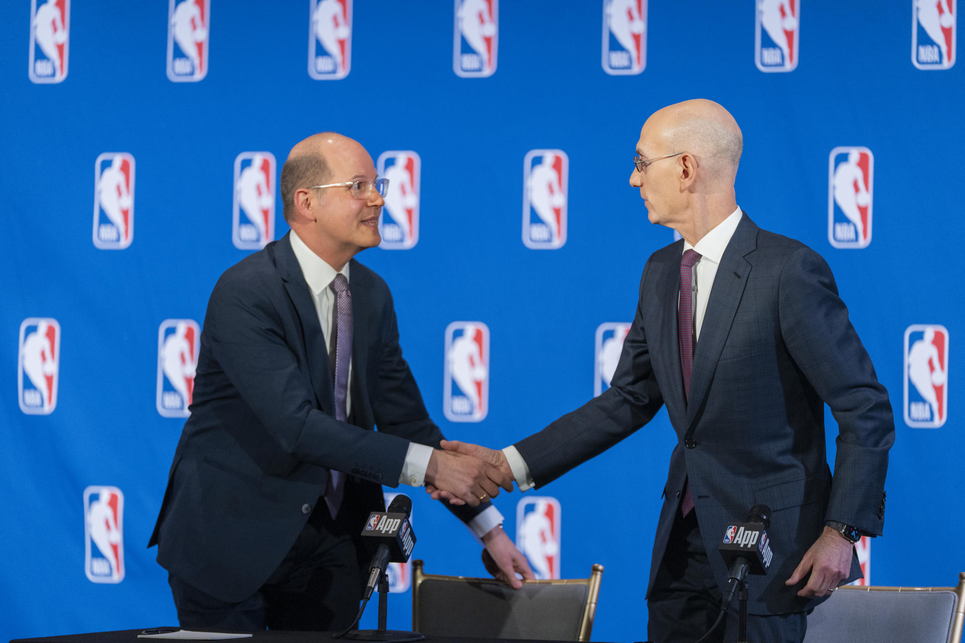 El comisionado de la NBA, Adam Silver (d), saluda al secretario general de la Federación Internacional de Baloncesto (FIBA), Andreas Zagklis (I). EFE/ Angel Colmenares