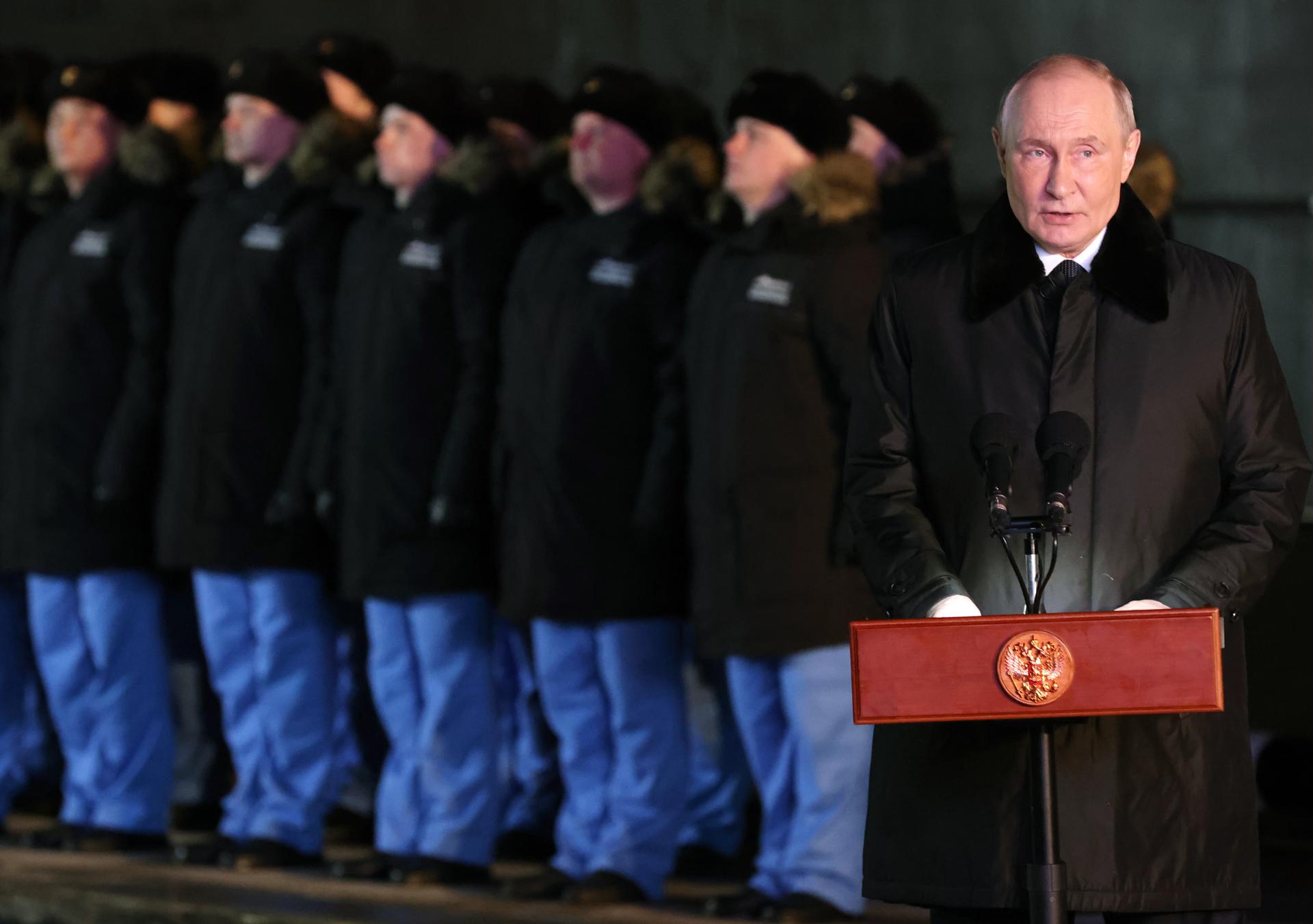 El presidente de Rusia, Vladímir Putin, habla cerca del submarino nuclear ruso 'Arkhangelsk' en Múrmansk, en el extremo noroeste de país.EFE/EPA/GAVRIIL GRIGOROV / SPUTNIK / KREMLIN POOL MANDATORY CREDIT
