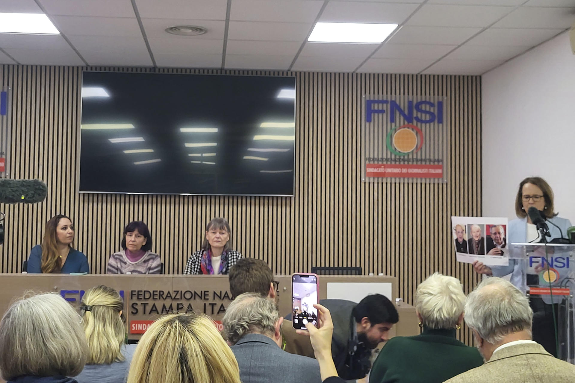 Imagen de archivo de la abogada Laura Sgró y dos de las víctimas del jesuita esloveno Marko Rupnik: Gloria Branciani y Mirando Kovav, que escuchan la intervención de Anne Barret, codirectota de Bishop Accountability. EFE/Cristina Cabrejas