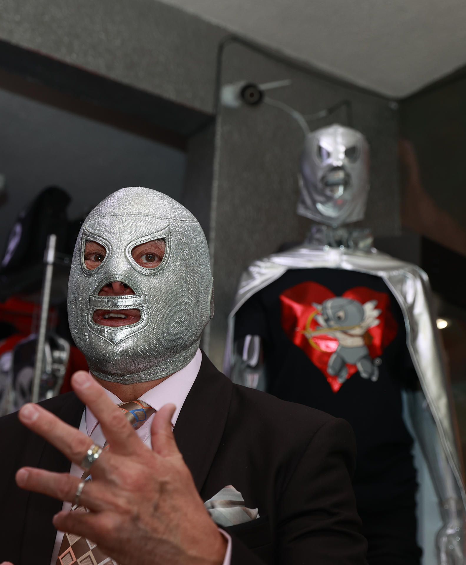 El hijo del Santo habla durante una entrevista con EFE este sábado, en Ciudad de México (México). EFE/ Alex Cruz