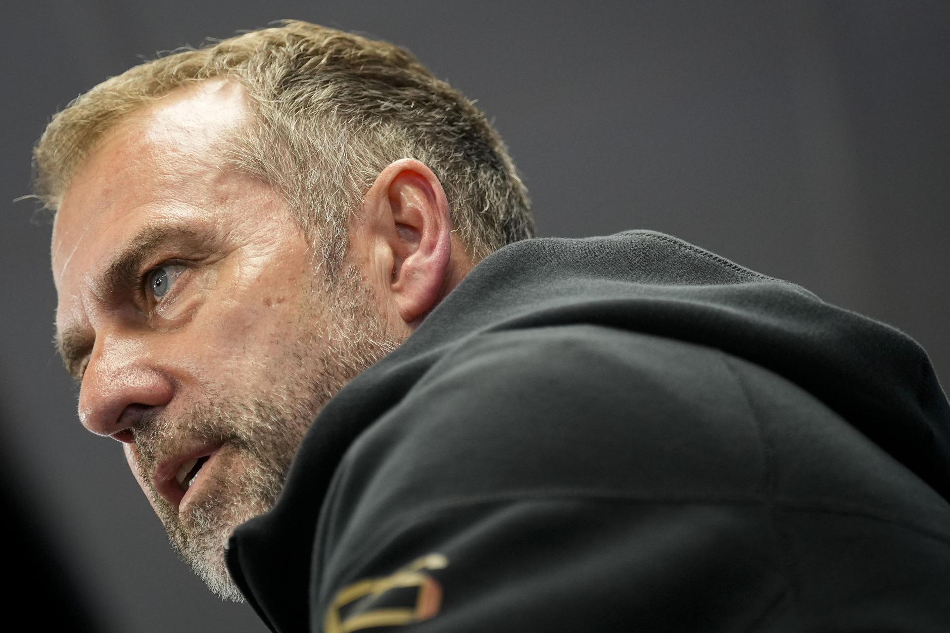 El entrenador del FC Barcelona, Hansa Flick, ofrece una rueda de prensa después del entrenamiento del equipo en las instalaciones de la Ciudad Deportiva Joan Gamper este sábado. El combinado se enfrenta mañana al Atlético de Madrid en un partido de LaLiga que se disputará en el campo del Atlético, en Madrid. EFE/ Enric Fontcuberta