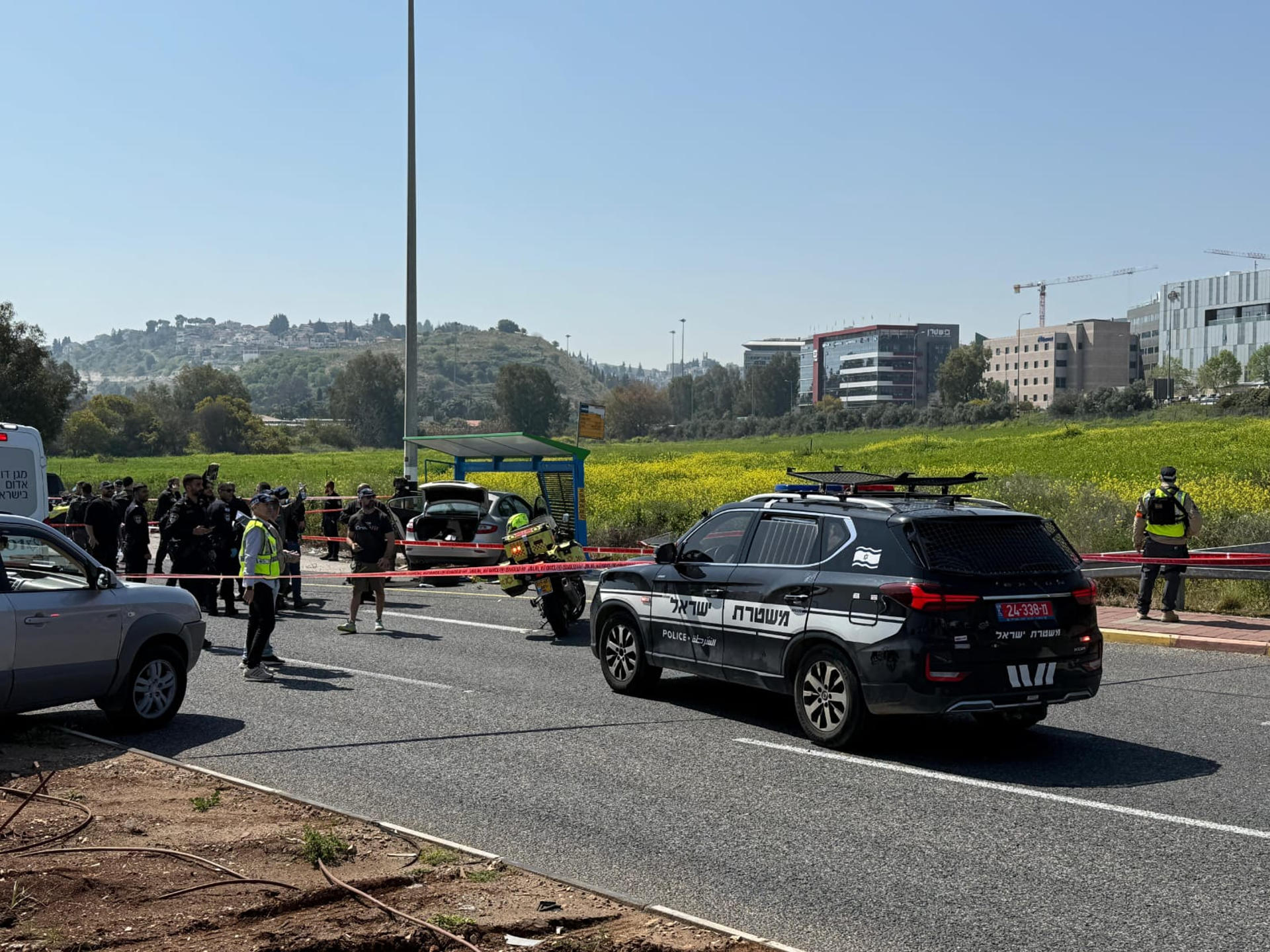 Un anciano de unos 75 años murió este lunes tiroteado, mientras que un joven de unos veinte resultó herido, después de que el presunto agresor intentara atropellar con un vehículo a viandantes en una parada de autobús cerca de la ciudad de Yokneam, en el norte de Israel, para después disparar un rifle antes de ser abatido por la policía, informó este cuerpo. EFE/Policía israeli / SOLO USO EDITORIAL/SOLO DISPONIBLE PARA ILUSTRAR LA NOTICIA QUE ACOMPAÑA (CRÉDITO OBLIGATORIO)