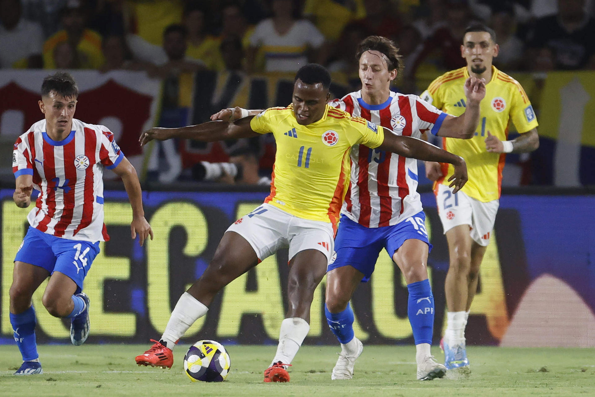 Jhon Arias (i) de Colombia disputa el balón con Matías Galarza de Paraguay en un partido de las eliminatorias sudamericanas para el Mundial de 2026. EFE/Mauricio Dueñas Castañeda
