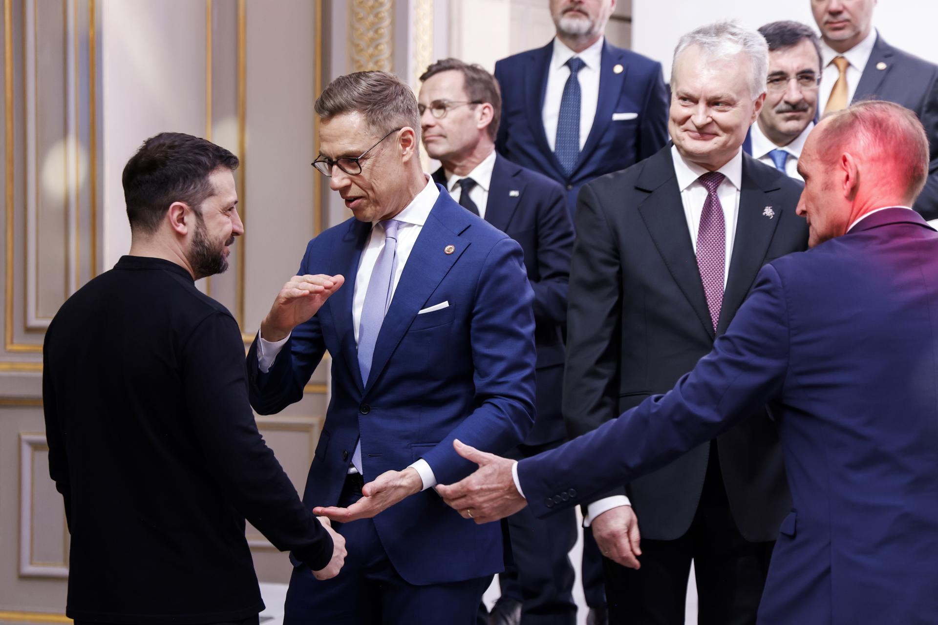 El presidente de Ucrania, Volodymyr Zelensky (izq.), escucha al presidente de Finlandia, Alexander Stubb (2-izq.), durante una reunión como parte de la cumbre de la 'Coalición de la Voluntad' en el Palacio de Elíseo en París, Francia, 27 de marzo de 2025. El presidente francés el 27 de marzo recibe a líderes europeos, incluido el presidente ucraniano, para una cumbre destinada a aumentar la seguridad de Ucrania antes de cualquier posible alto el fuego con Rusia. (Finlandia, Francia, Rusia, Ucrania) EFE/EPA/LUDOVIC MARIN / POOL MAXPPP FUERA