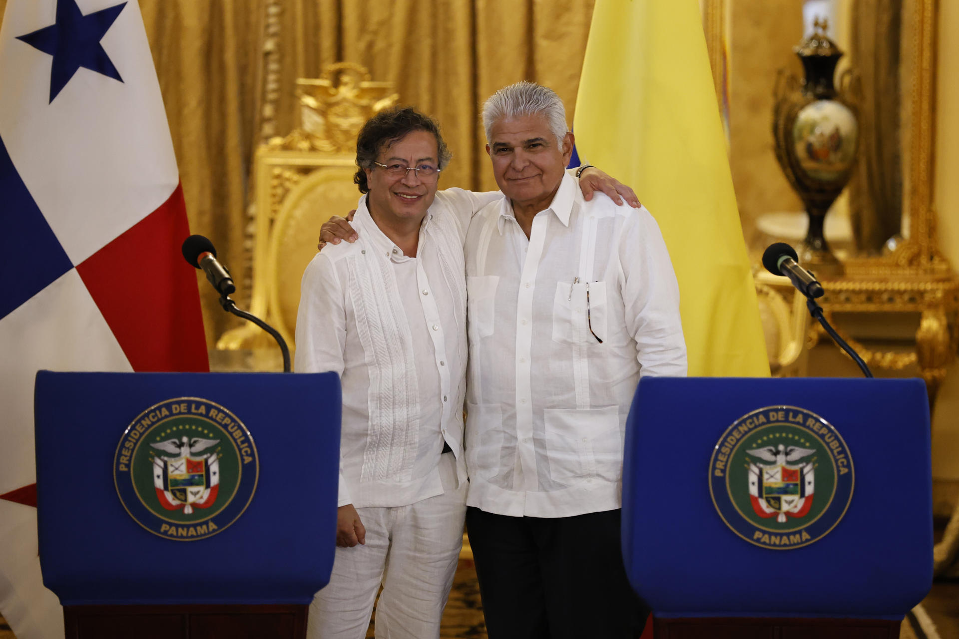 El presidente de Panamá, José Raúl Mulino (d), fue registrado este viernes, 28 de marzo, al posar junto a su homólogo colombiano, Gustavo Petro (i), durante una declaración conjunta, en el salón amarillo de la presidencia de Panamá, en la capital de país centroamericano. EFE/Bienvenido Velasco