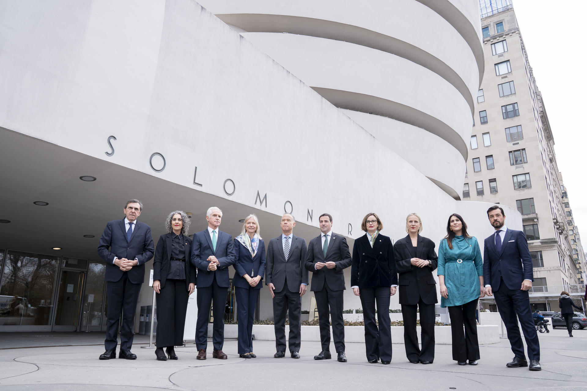 El presidente del Gobierno del País Vasco (lehendakari), Imanol Pradales (c), posa con integrantes de la Fundación Guggenheim este miércoles, en Nueva York (Estados Unidos). EFE/ Angel Colmenares