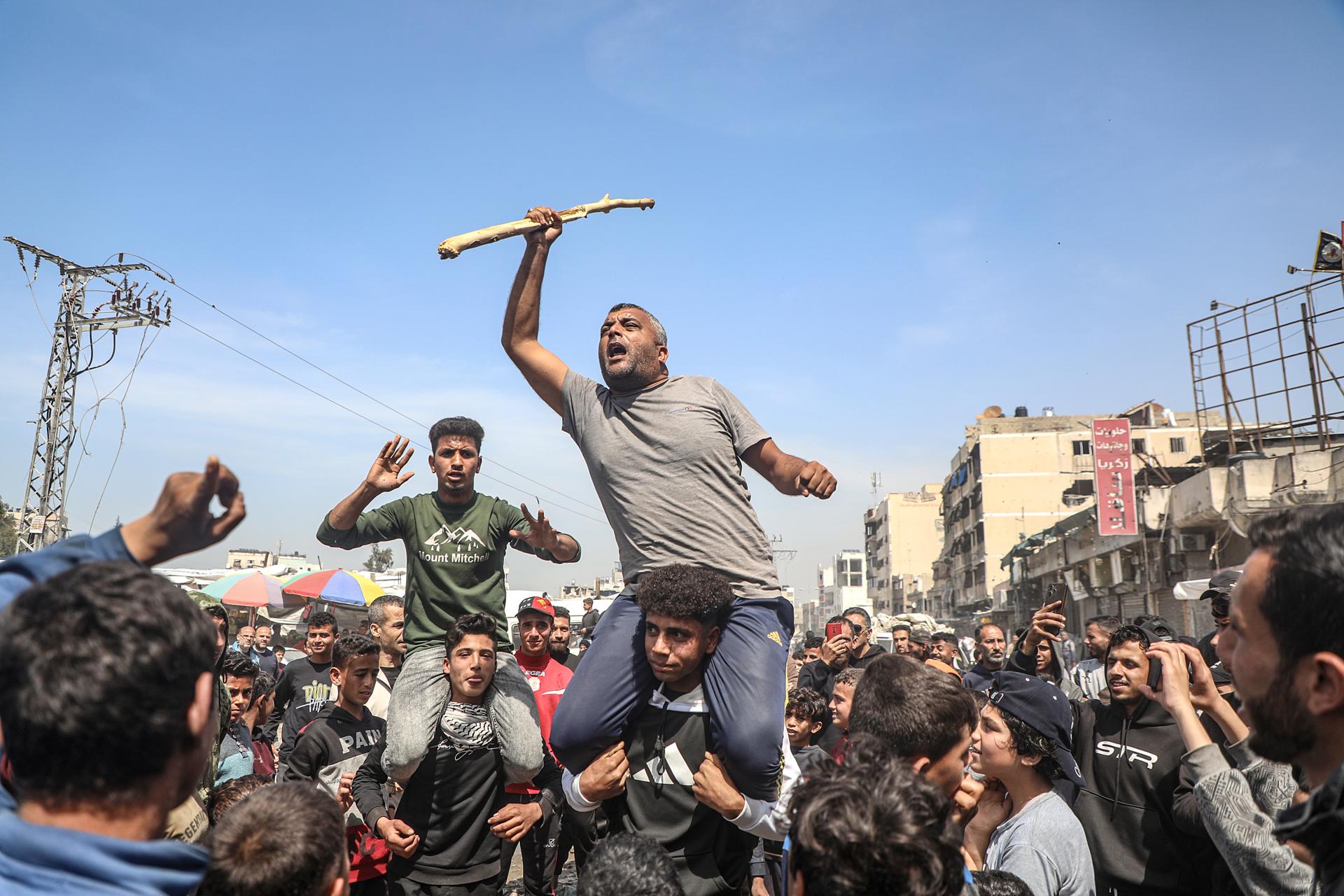 Los palestinos se reúnen para protestar contra la guerra en curso entre Israel y Hamas y el bloqueo israelí de la Franja de Gaza, en Ciudad de Gaza, 26 de marzo de 2025. Más de 50,000 palestinos y más de 1,400 israelíes han muerto, según el Ministerio de Salud palestino y las Fuerzas de Defensa de Israel (FDI), desde que militantes de Hamas lanzaron un ataque contra Israel desde la Franja de Gaza el 07 de octubre de 2023, y las operaciones israelíes en Gaza y Cisjordania que le siguieron. (Protestas) EFE/EPA/MOHAMMED SABER