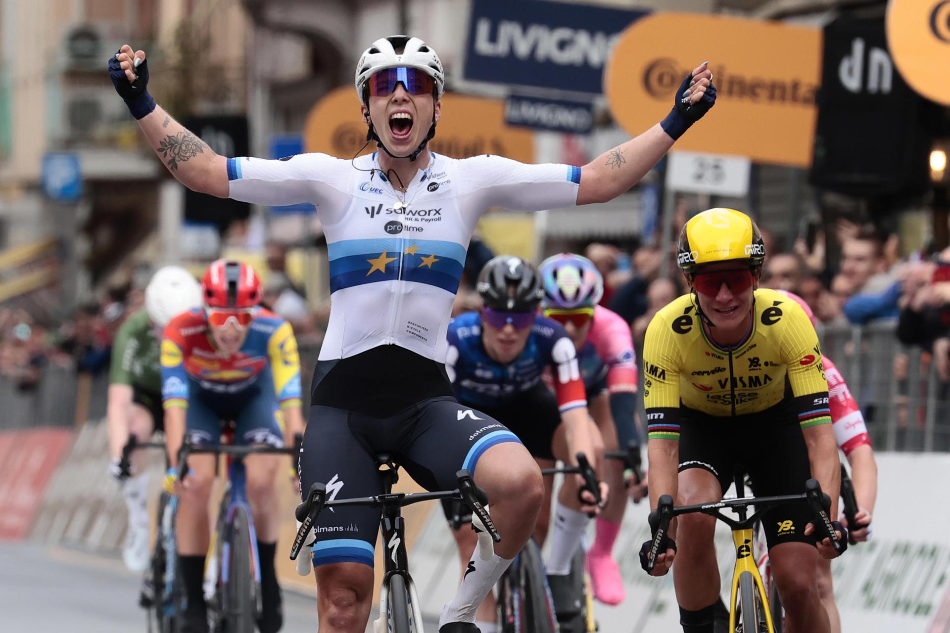La neerlandesa Lorena Wiebes en la primera edición de la Milán-San Remo femenina, disputada sobre 156 kilómetros.EFE/EPA/Roberto Bettini