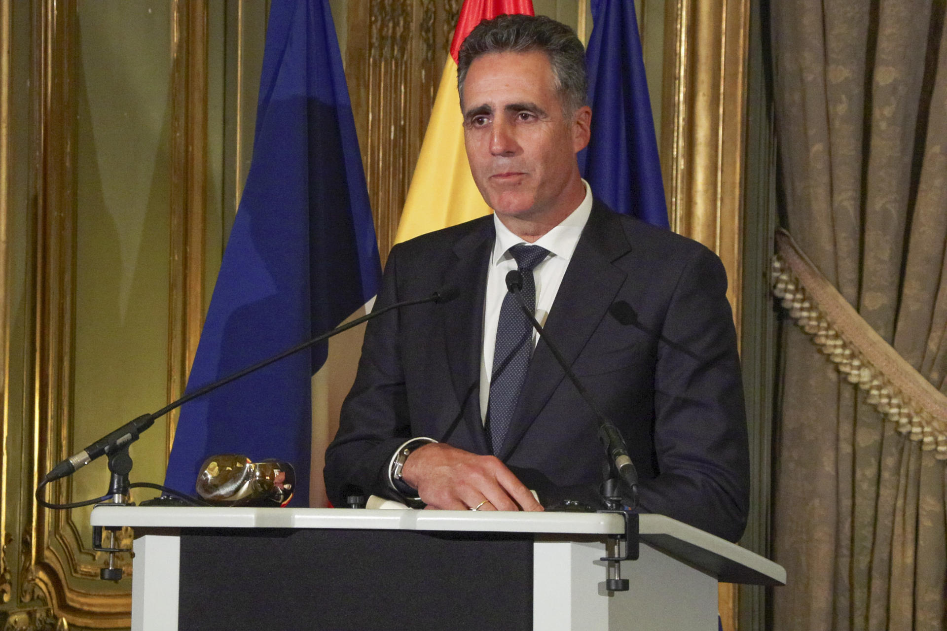 El exciclista español Miguel Indurain pronuncia unas palabras tras recibir el premio Diálogo Francia 2024 en un acto celebrado este jueves en París. EFE/Edgar Sapiña Manchado