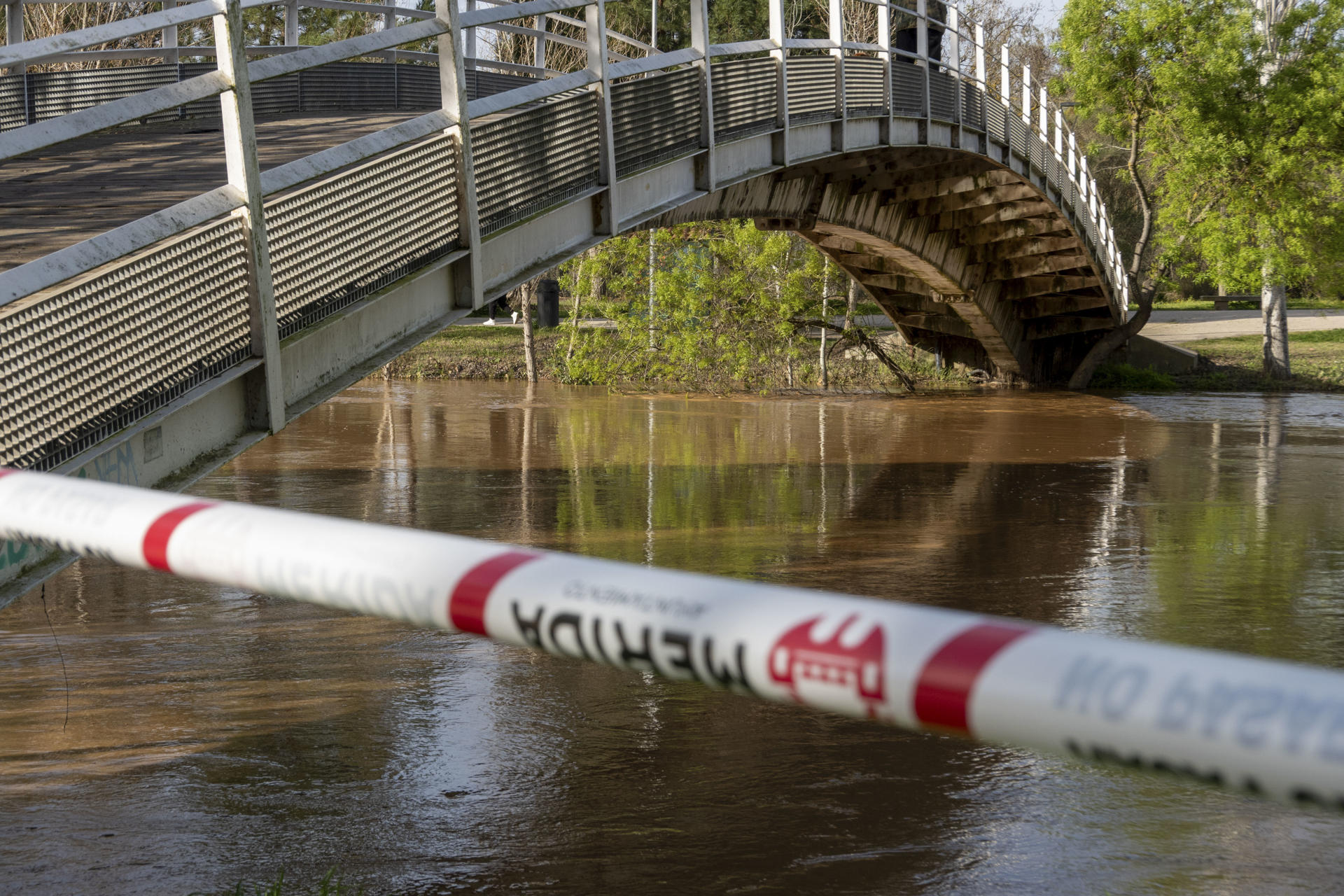 Área precintada junto al río Guadiana a su paso por Mérida, donde el Ayuntamiento ha activado el nivel 0 del Plan de Emergencias Municipal por la crecida del río y pide a los ciudadanos no transitar por la zona del Parque de la Isla y junto al cauce del río debido a la crecida por los desembalses provocados por las lluvias. EFE/ Jero Morales