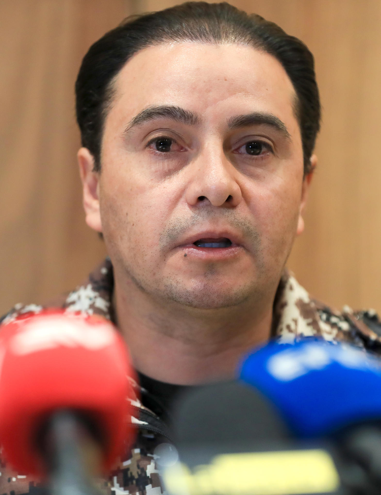 El agente penitenciario Juan del Hierro, fue registrado este viernes, 14 de marzo, durante una rueda de prensa, en Quito (Ecuador). EFE/José Jácome