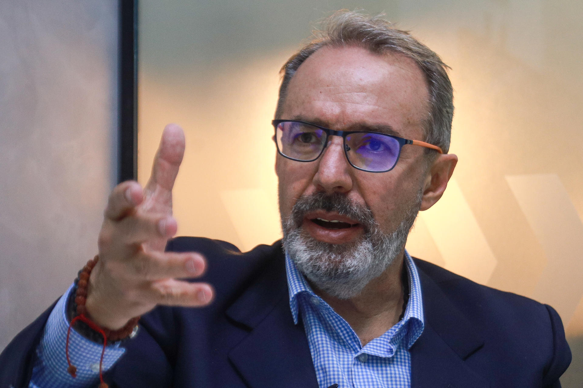 Fotografía del 14 de marzo del exvocero presidencial Jorge Richter hablando durante una entrevista con EFE en La Paz (Bolivia). EFE/ Gabriel Márquez