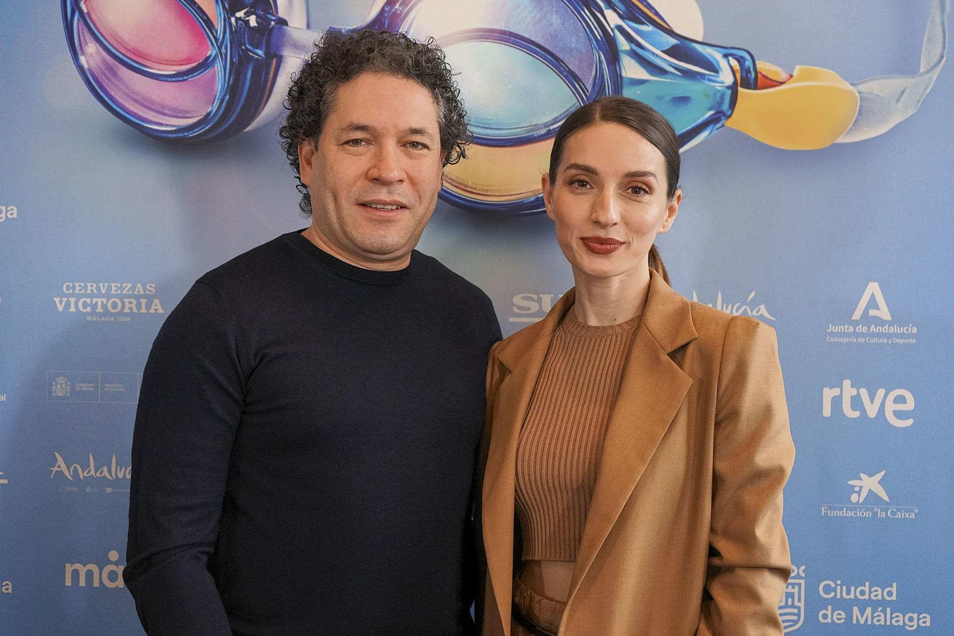 El director de orquesta venezolano Gustavo Dudamel (i) y la actriz española María Valverde (d) posan en el Festival de Málaga, este viernes, donde estrenan el documental 'El canto de las manos', una obra que aborda el reto de crear la primera ópera en lengua de signos. EFE/ María Alonso
