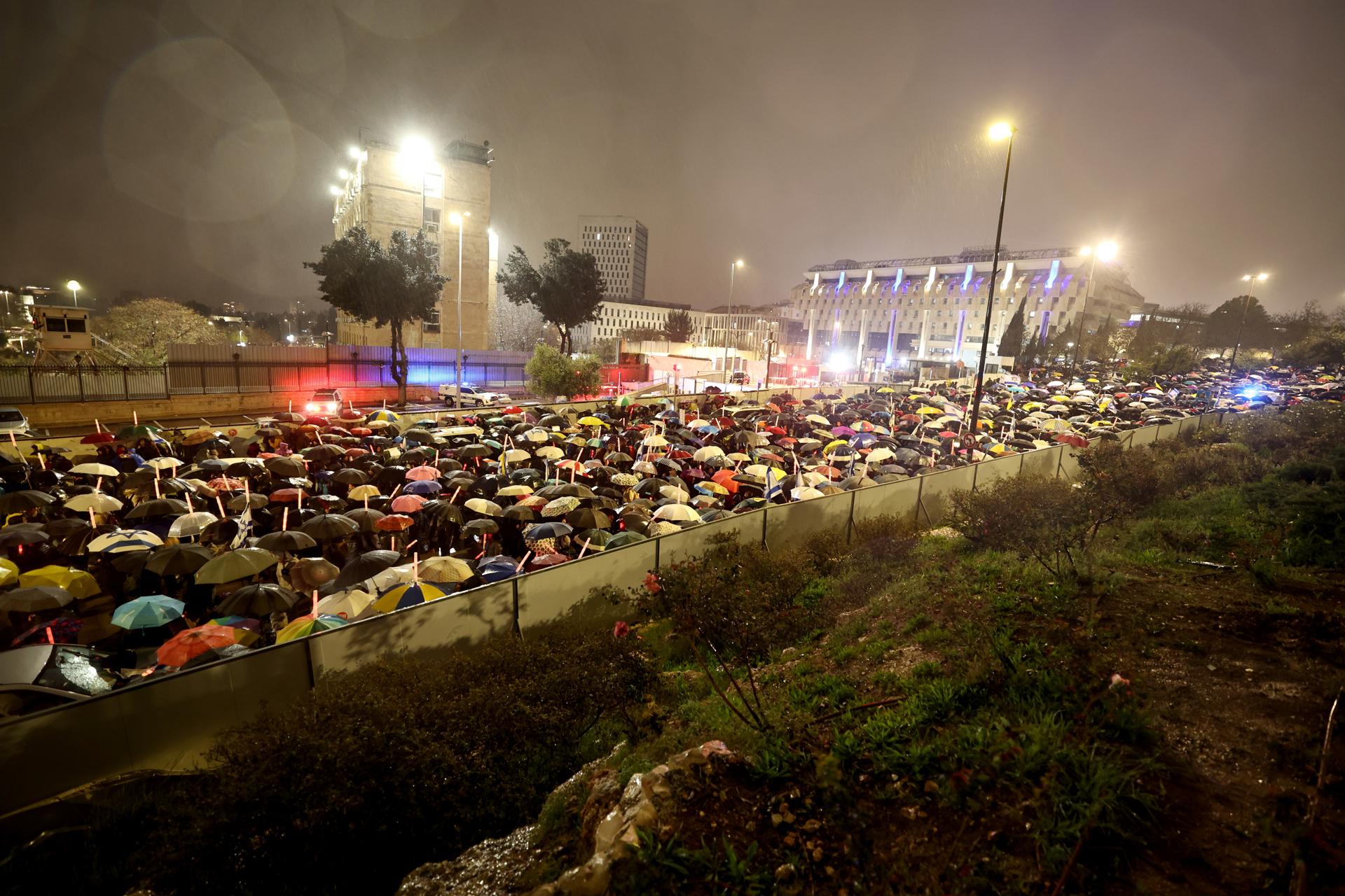 Israelíes marchan para protestar por la reanudación de los combates en Gaza y en contra de los planes anunciados del primer ministro israelí Netanyahu de destituir al jefe del Shin Bet, Ronen Bar, junto a la oficina del Primer Ministro en Jerusalén, 20 de marzo de 2025, mientras se lleva a cabo una reunión del gabinete. (Protestas, Jerusalén) EFE/EPA/ATEF SAFADI