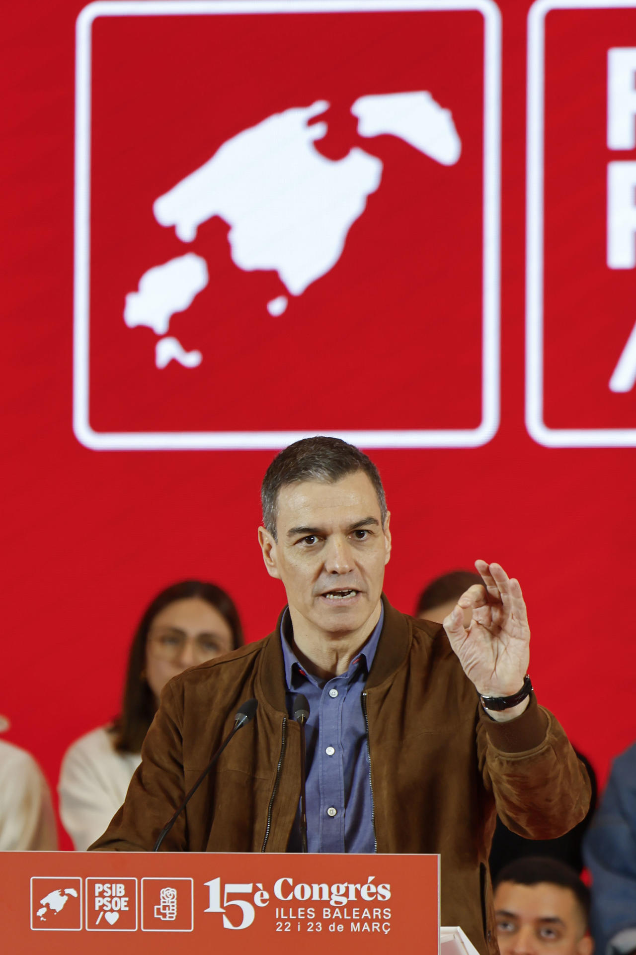 El líder del PSOE y presidente del Gobierno, Pedro Sánchez, interviene en el congreso del partido en Baleares, este sábado en Palma de Mallorca. EFE/ Cati Cladera