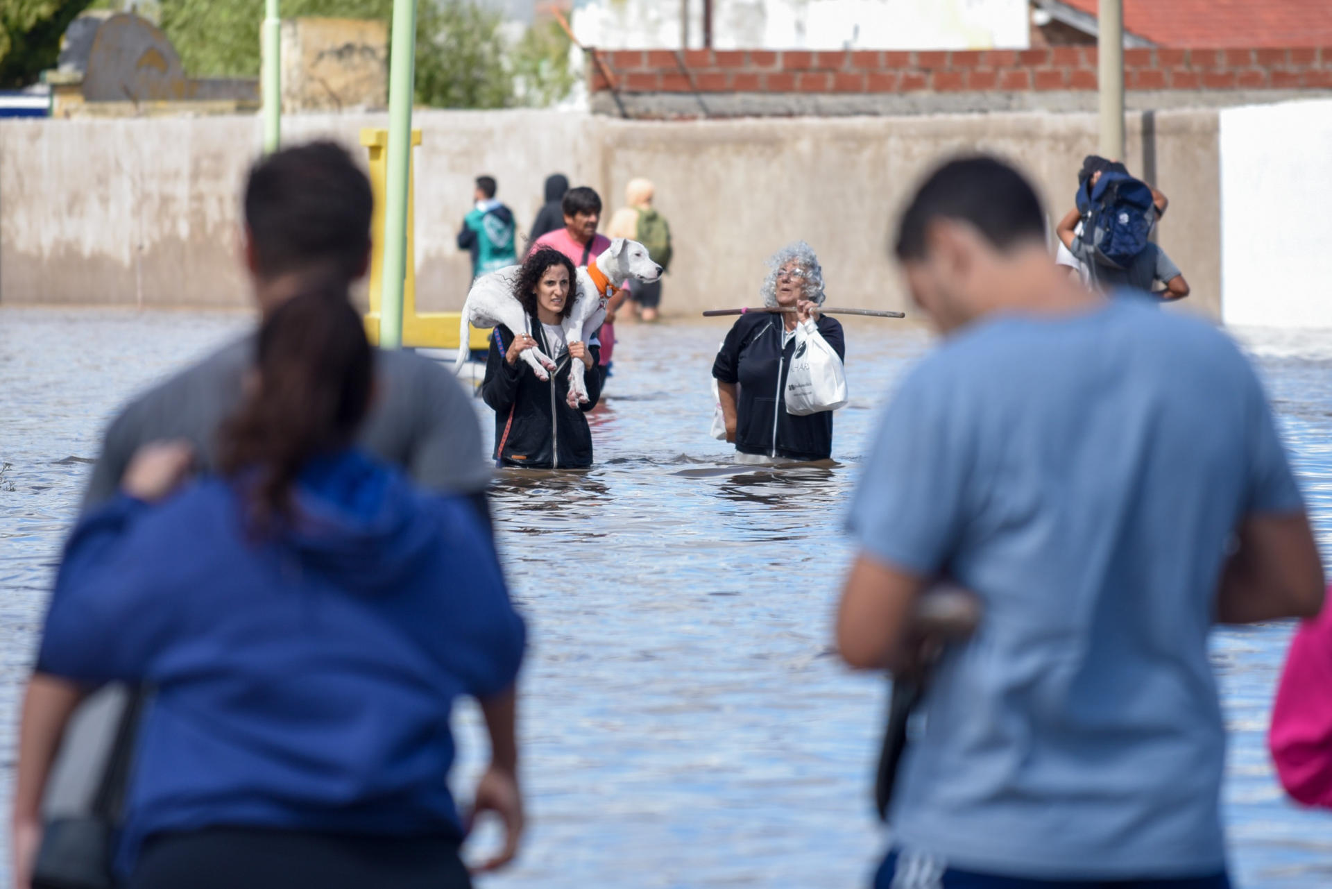 Fotografía que muestra personas caminando en una inundación en Bahía Blanca (Argentina). EFE/ Pablo Presti